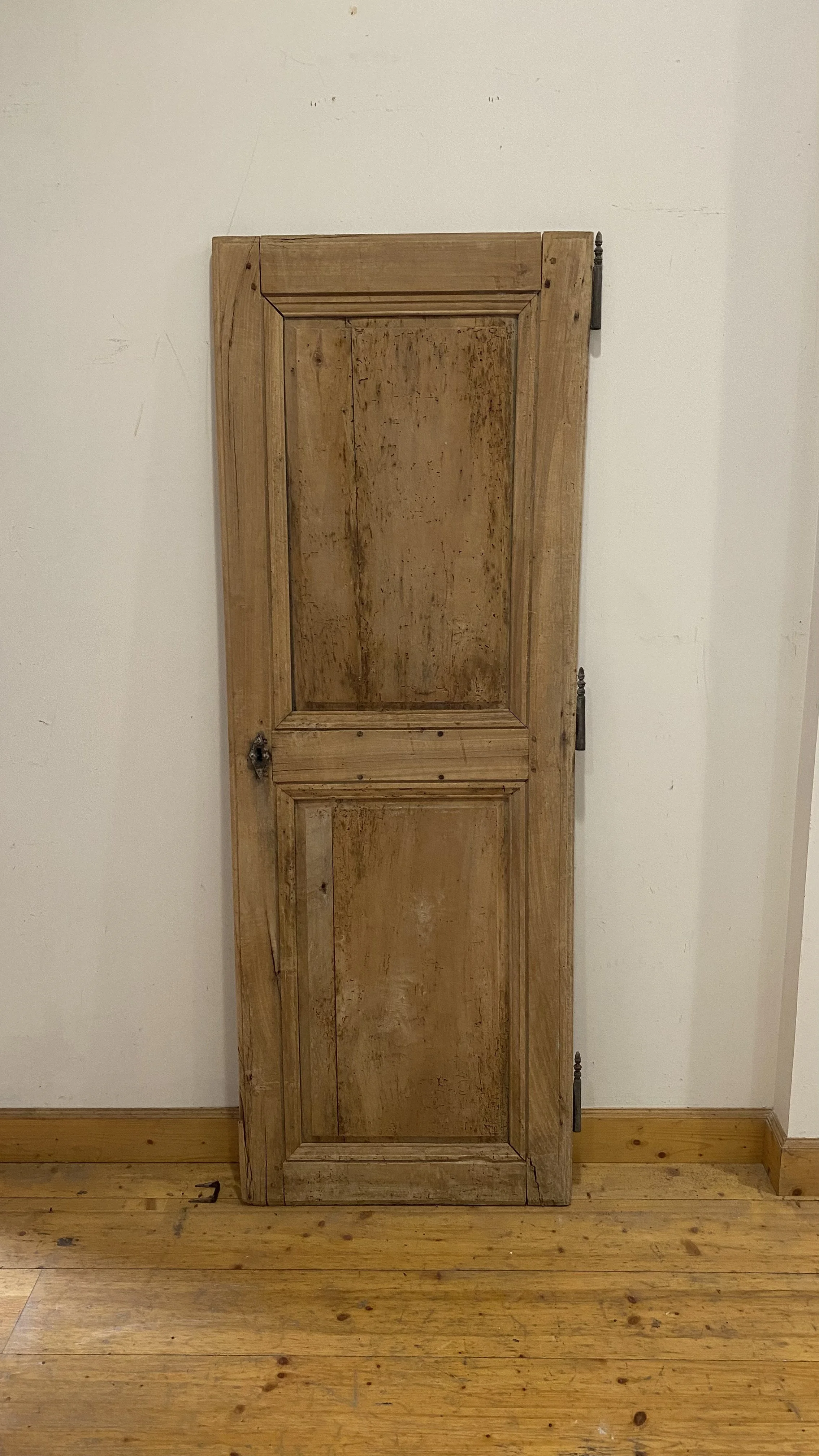 MAU-PO-008
Porte ancienne
H. 1770 × L. 630 mm
1 vantail
Brut