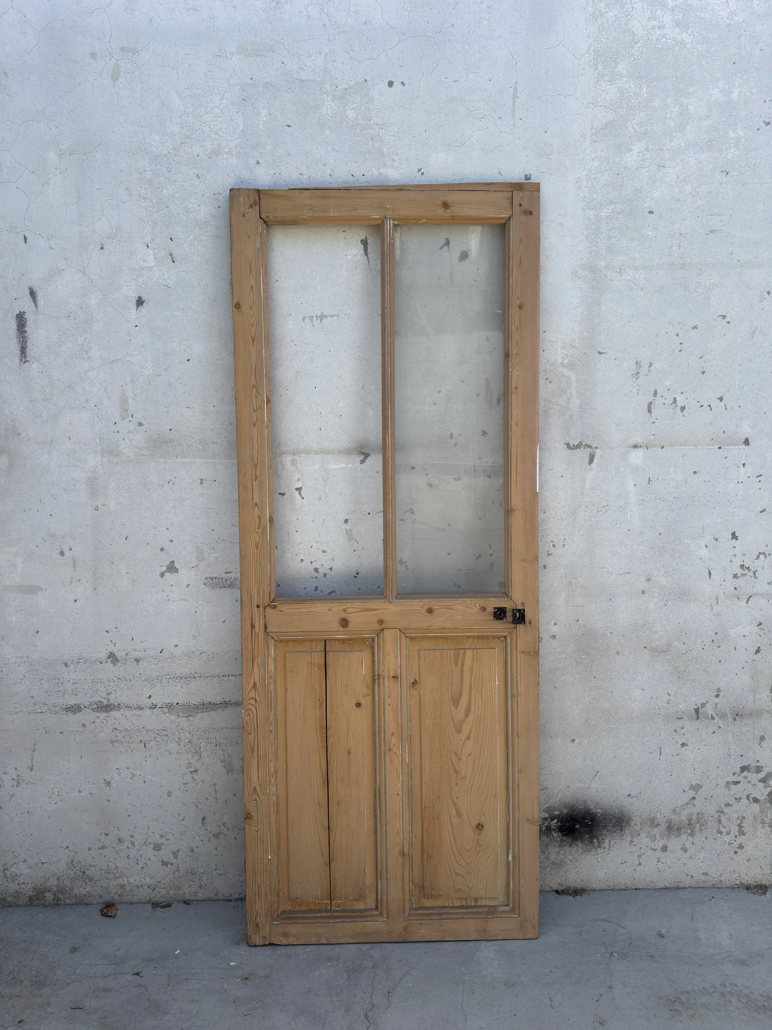 MAU052
Porte vitrée ancienne
H. 2080 × L. 825 mm
1 vantail
Brut