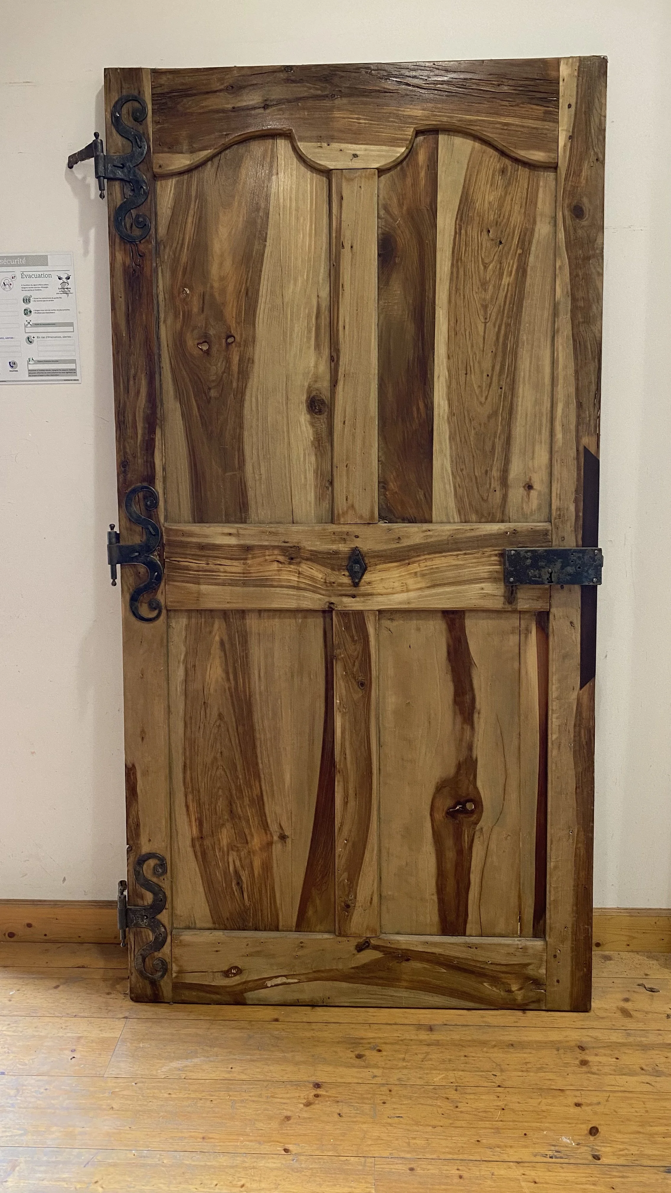 MAU-PO-004
Porte ancienne
H. 2150 × L. 1100 mm
1 vantail
Vernis ciré