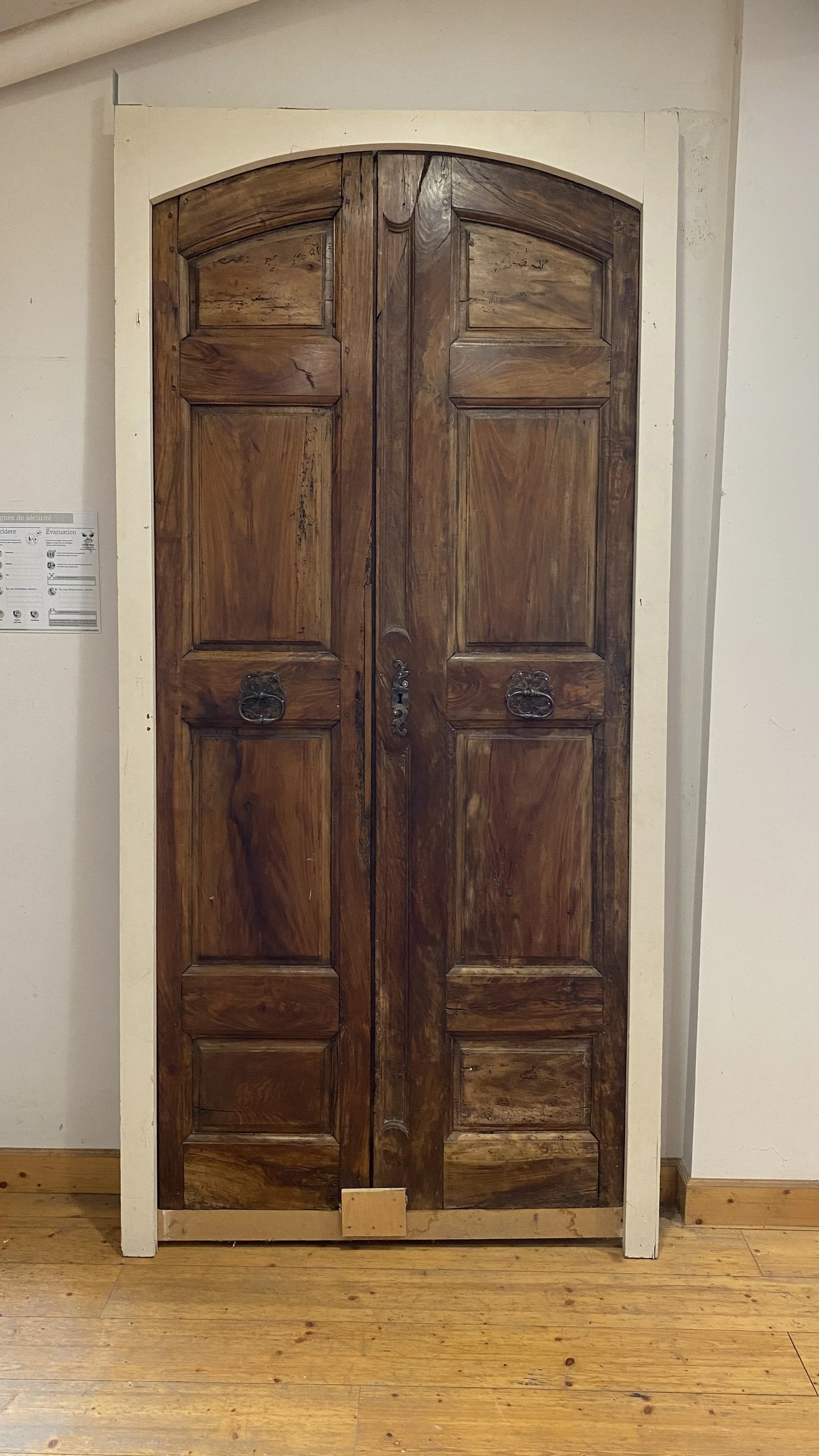MAU-PO-001
Porte ancienne
H. 2700 × L. 1300 mm
2 vantaux
Vernis ciré