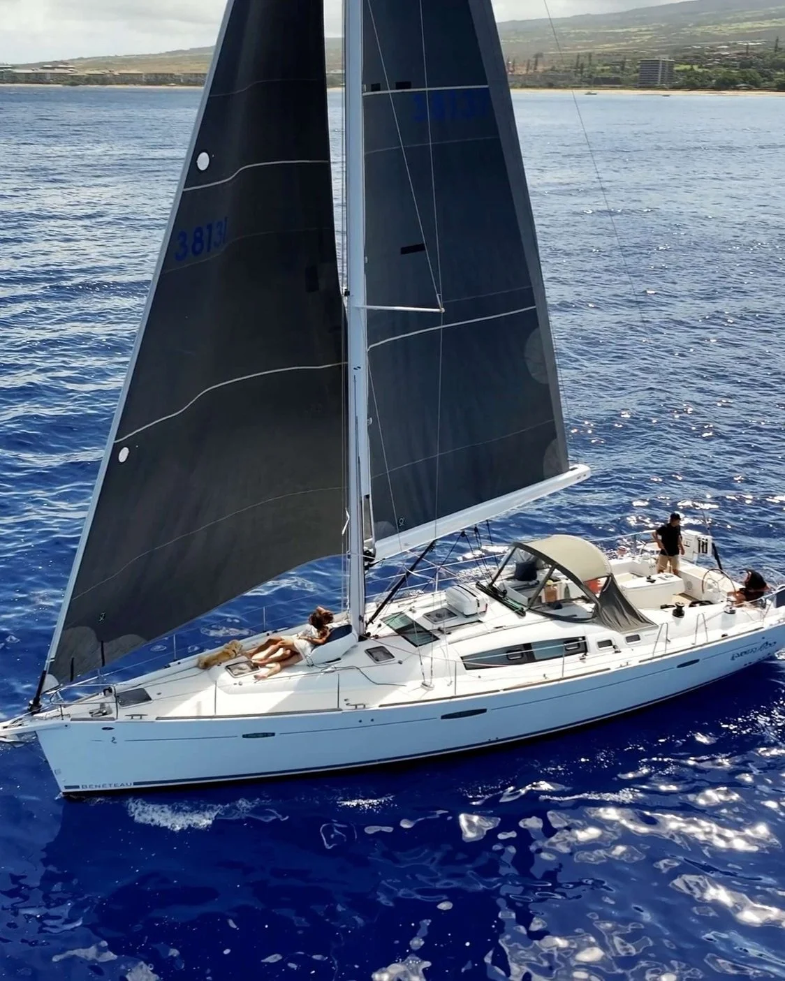  Spacious Layout Enjoy ample seating and lounge areas on deck, ideal for relaxing and/or being entertained.