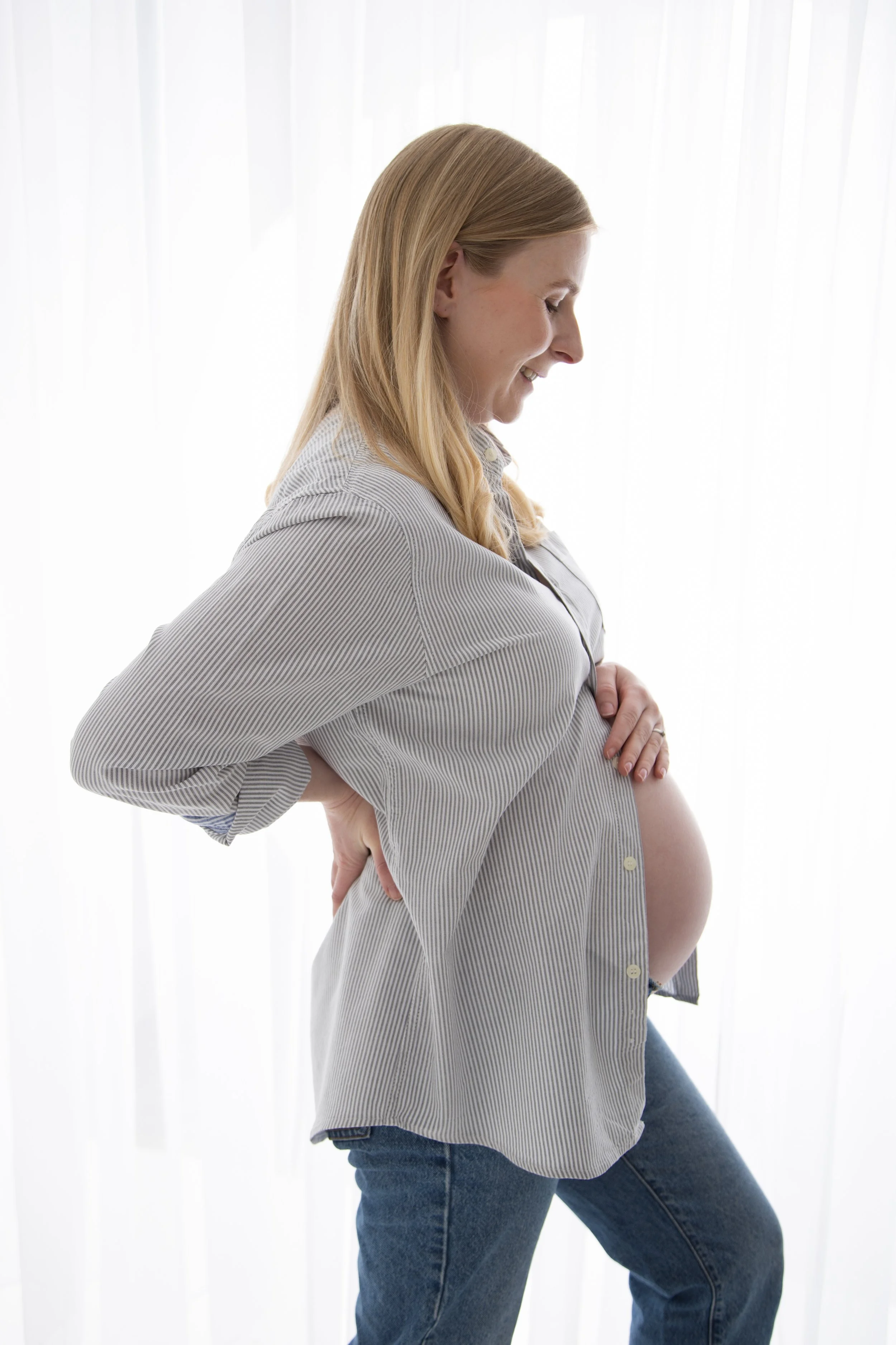 maternity-photoshoot-jeans-shirt-newcastle.jpg