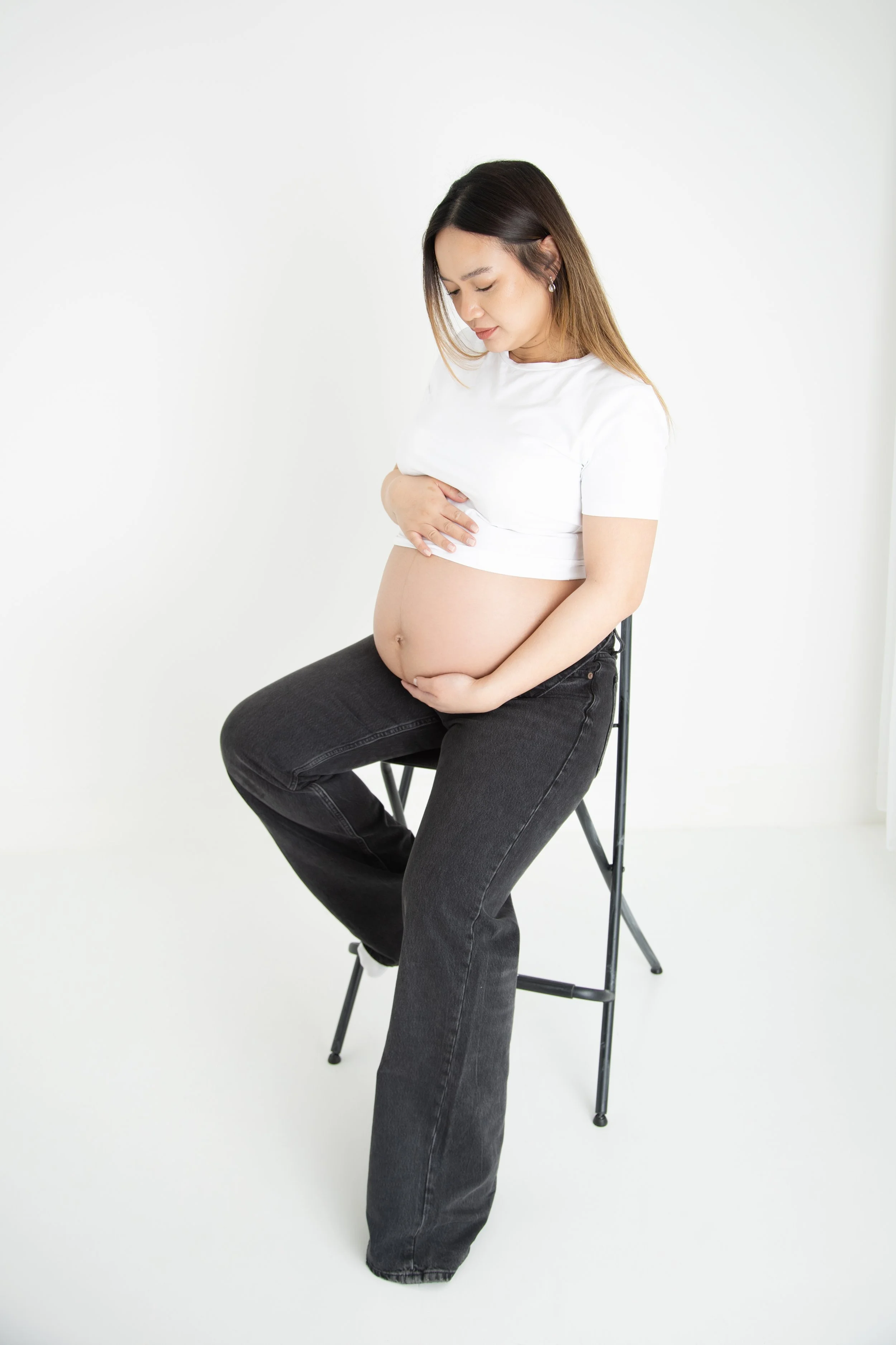 maternity-photo-jeans-tshirt.jpg