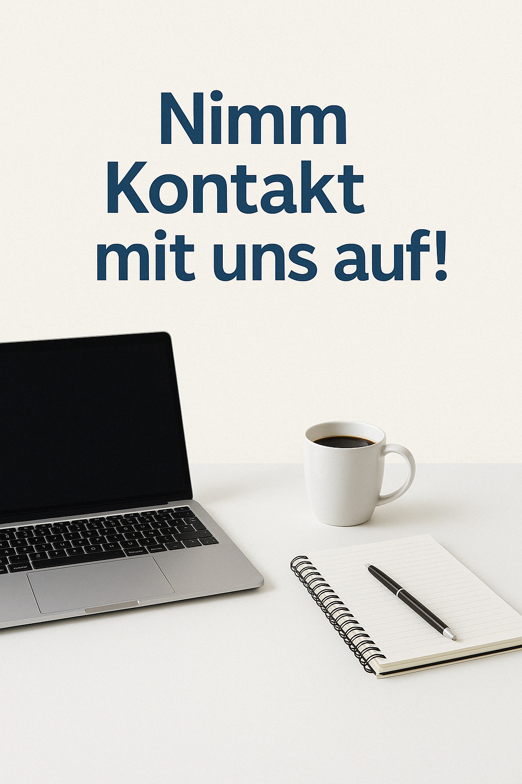 Schreibtisch mit Laptop, Kaffeetasse, Notizbuch und Stift, weiße Wand im Hintergrund mit blauer Schrift, die auf Deutsch 'Nimm Kontakt mit uns auf!' fordert.