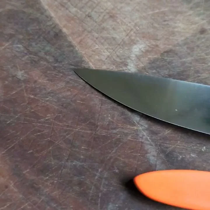 #Paringknife and a little kitchen utility. Aeb-L, Purple heart, and G10. 

#knives #kitchenknife #kitchenknives #stainlesssteel #purpleheartwood