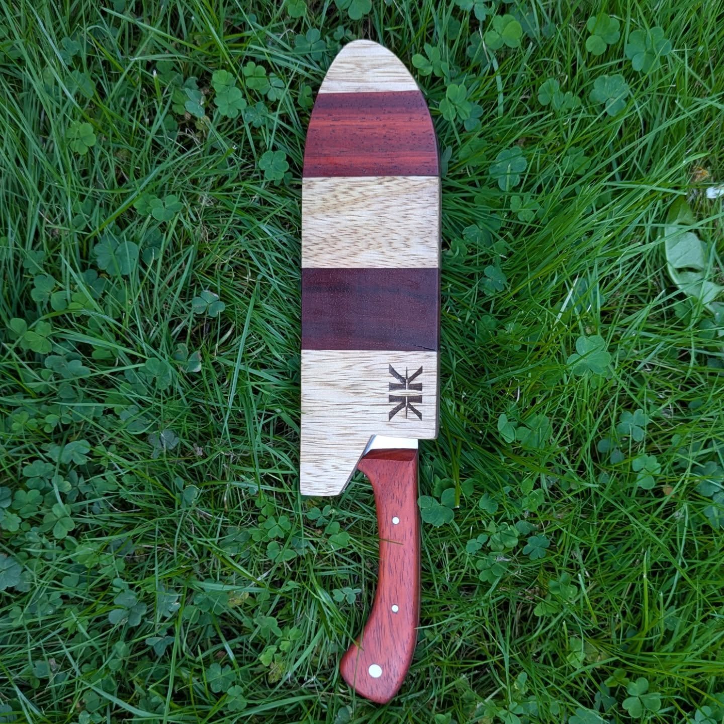 A bittersweet #Santoku. I'm happy with it but it's going to sale for my cousin and nephew who both have cancer 😔

3/32" Aeb-L, #Padouk handle