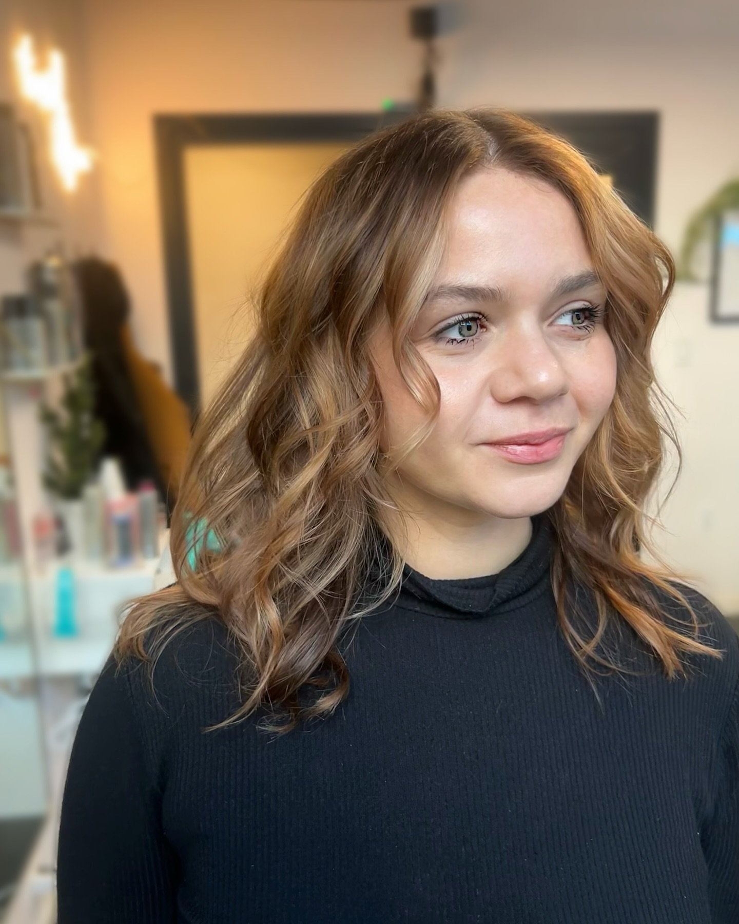 hand painted harmony
🤎🧡💛

keeping dimension in the hair within a 2-3 level of difference creates a harmonious end result 

Background color- Cover+ 6N@GB
Paint with- Silk Lift Strong
Toner- 8GP + 9GB

#goldwellapprovedus #gogoldwell #goldwellformu