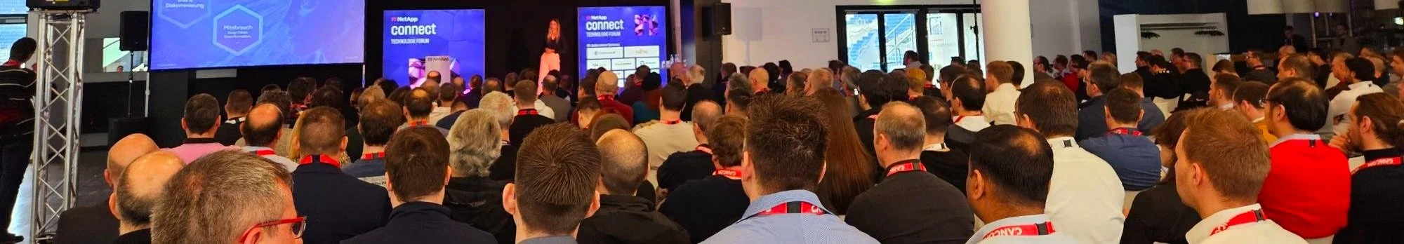 Menschenmenge bei einer Konferenz; Keynote Speakerin Alex Ulbricht bindet das Publikum interaktiv ein bei einem Vortrag über AI Fairness.