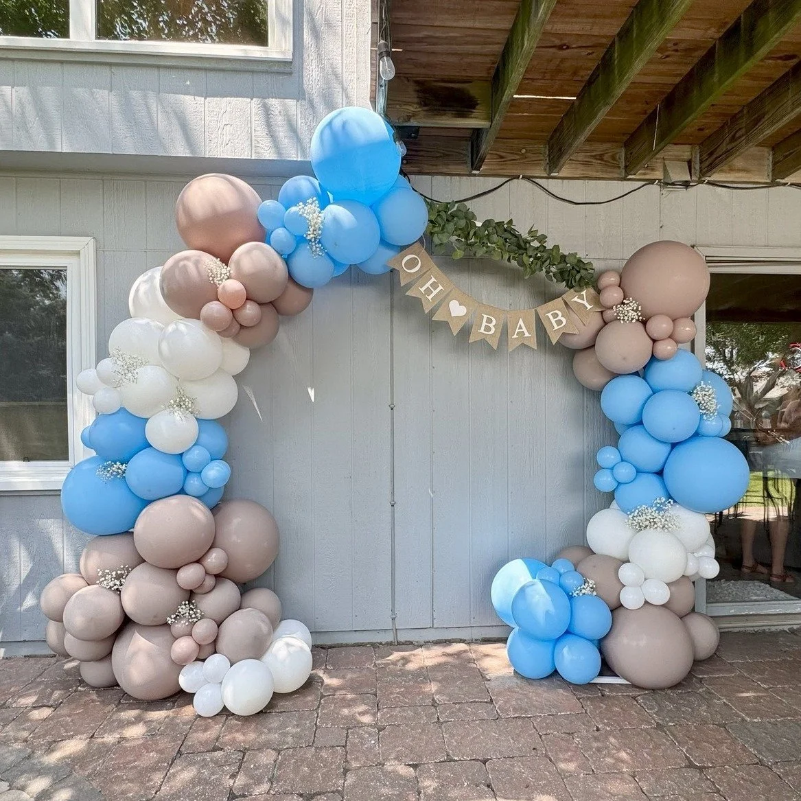 Oh baby! 💙✨🧸 This dreamy organic circle arch made the perfect backdrop for such a sweet baby shower. We&rsquo;re obsessed with this soft blue + neutral color palette!