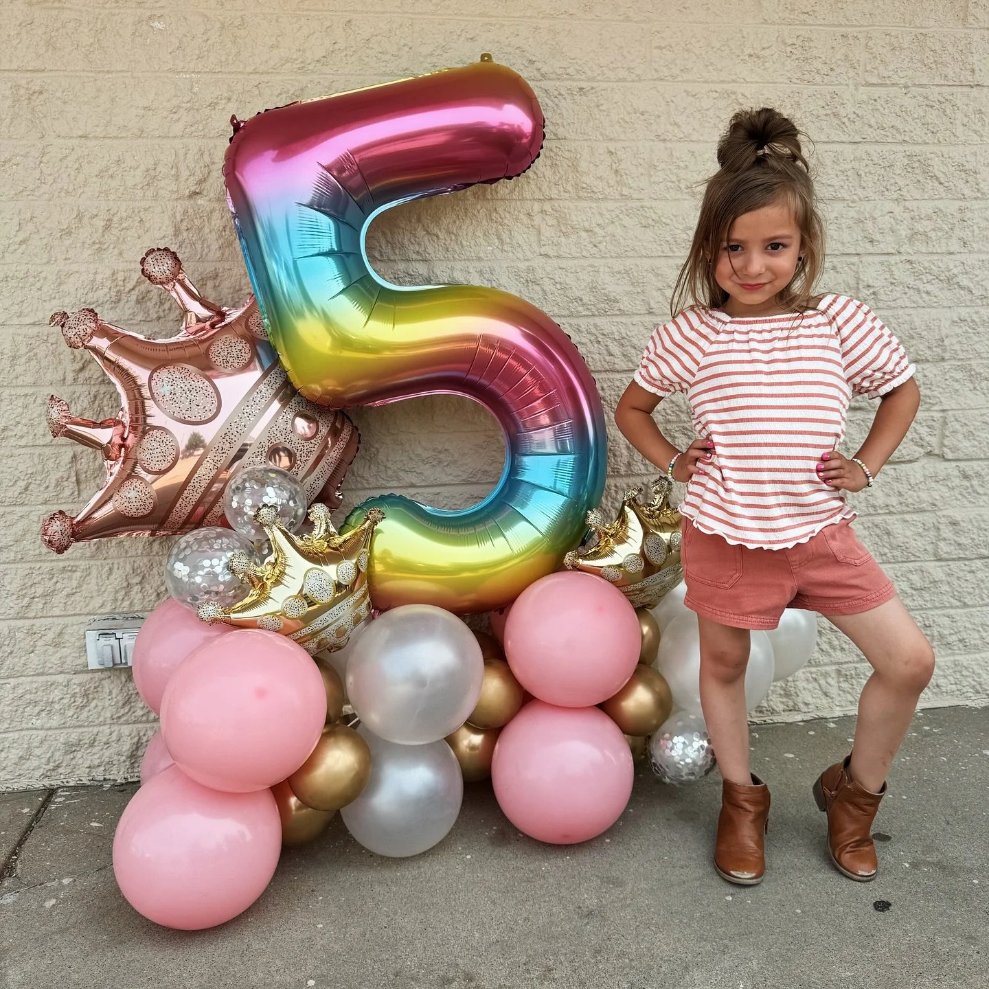 Turning FIVE never looked so FAB! 💕🌈✨
We loved creating this colorful balloon stack complete with crowns fit for a birthday queen. 👑