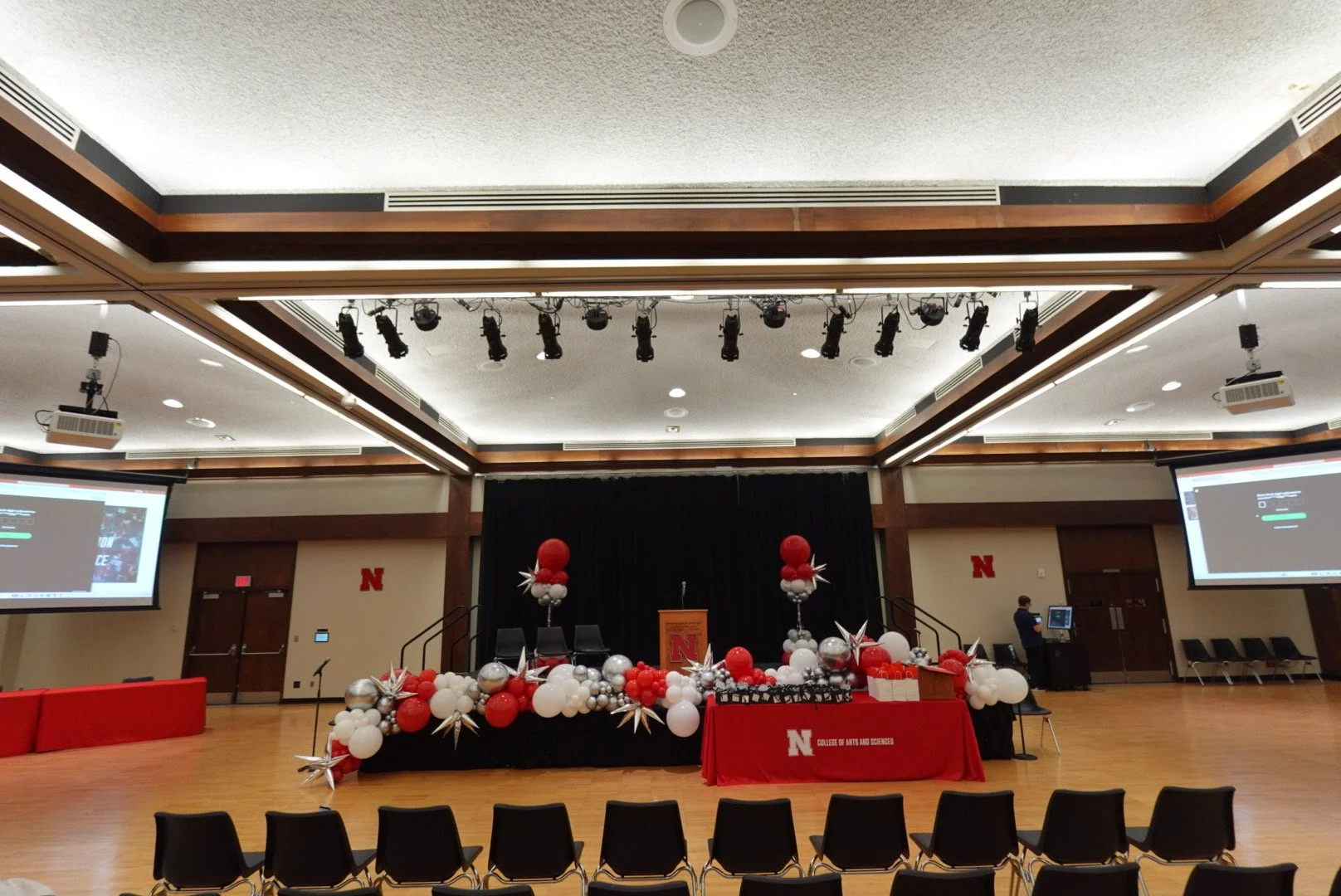 College of Arts & Sciences Senior Celebration 2026 | 20 ft Garland + Deluxe Columns