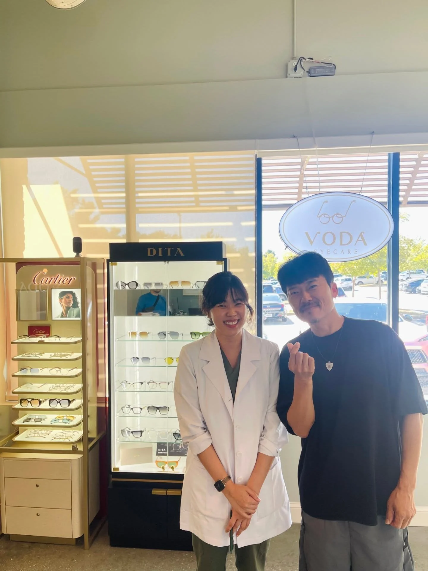 오늘 보다에 특별한 분이 오셨습니다. 
윤도현밴드의 베이시스트 박태희(@77brightstar)님이 방문해주셨어요 👓 

짧은 시간이었지만 
따뜻하고 진솔한 에너지가 전해졌습니다. 

멋진 무대 되시길 진심으로 응원드립니다. 
보다도 음악처럼 사람의 마음을 울리는 진료를 이어가겠습니다 🌿 

We had a special visitor at VODA today. 
Taehee Park(@77brightstar), bassist of Yoon