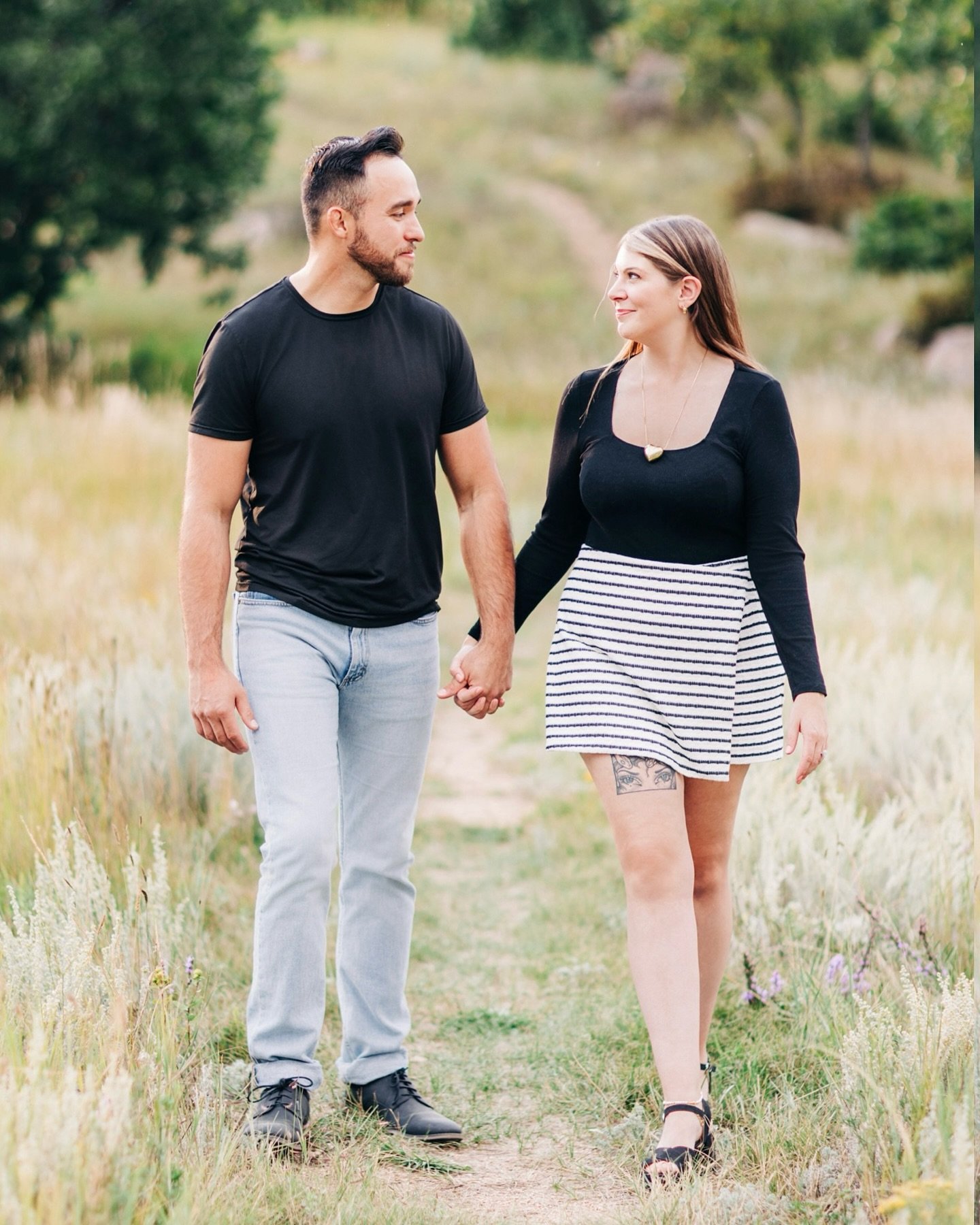 When I&rsquo;m not photographing high school seniors, I&rsquo;m capturing love stories &mdash; the quiet glances, the inside jokes, the way two people just fit. ✨
There&rsquo;s something so special about couple&rsquo;s sessions. Whether you&rsquo;re 