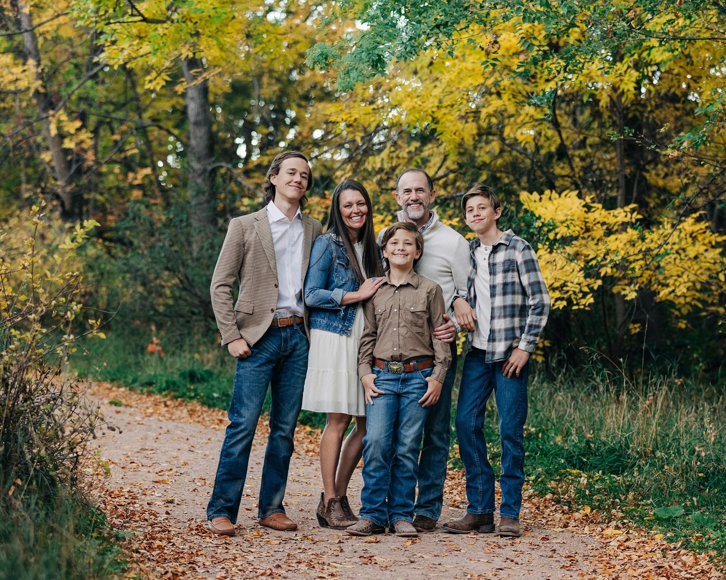 🍂 There&rsquo;s something so special about fall family sessions. The leaves are changing, the air feels crisp, and everything seems to slow down just enough to let families simply be together.
I had the absolute joy and honor of capturing this beaut