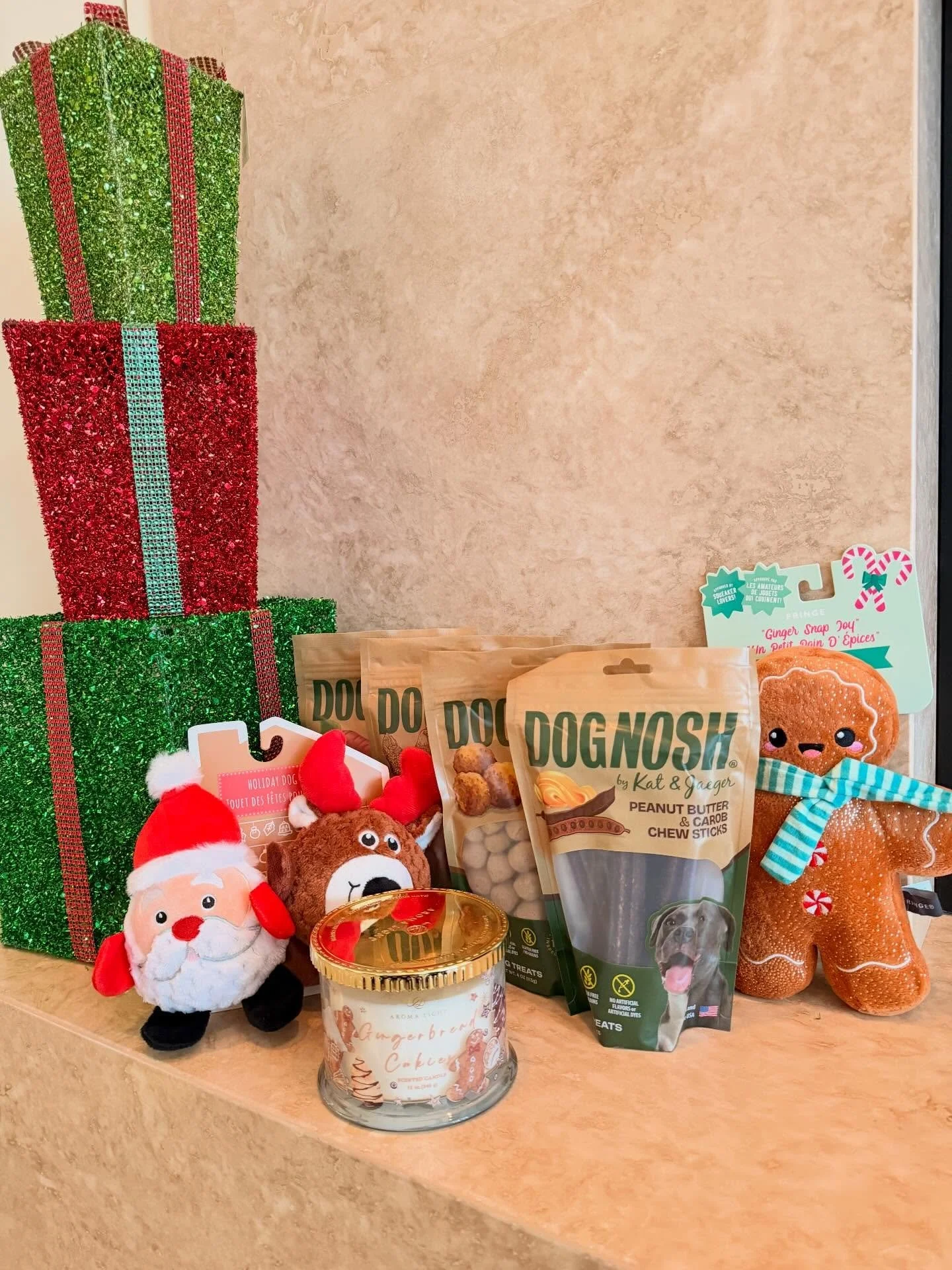BLACK FRIDAY GIVEAWAY! 
&rsquo;Tis the season to spoil your pups&hellip; and we&rsquo;re making it extra sweet! 

To celebrate the holidays (and our first Black Friday as a brand!), we&rsquo;re giving away this entire DOGNOSH Holiday Bundle packed wi