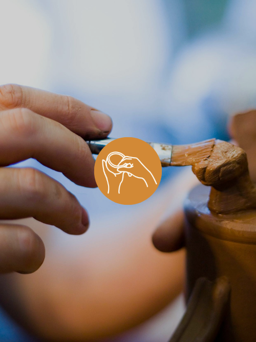 Stage enfants pendant les vacances, création artistique avec de l'argile, expression artistique, manier les outils, pinceau, coller, sculpter, créer