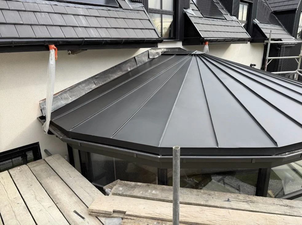 ☀️ Just wrapped up a really satisfying little project here in Sheffield!
The last couple of days have been all about this sleek octagonal roof &ndash; beautifully finished in VMZinc standing seam. Clean lines, perfect folds, and that lovely dark pati