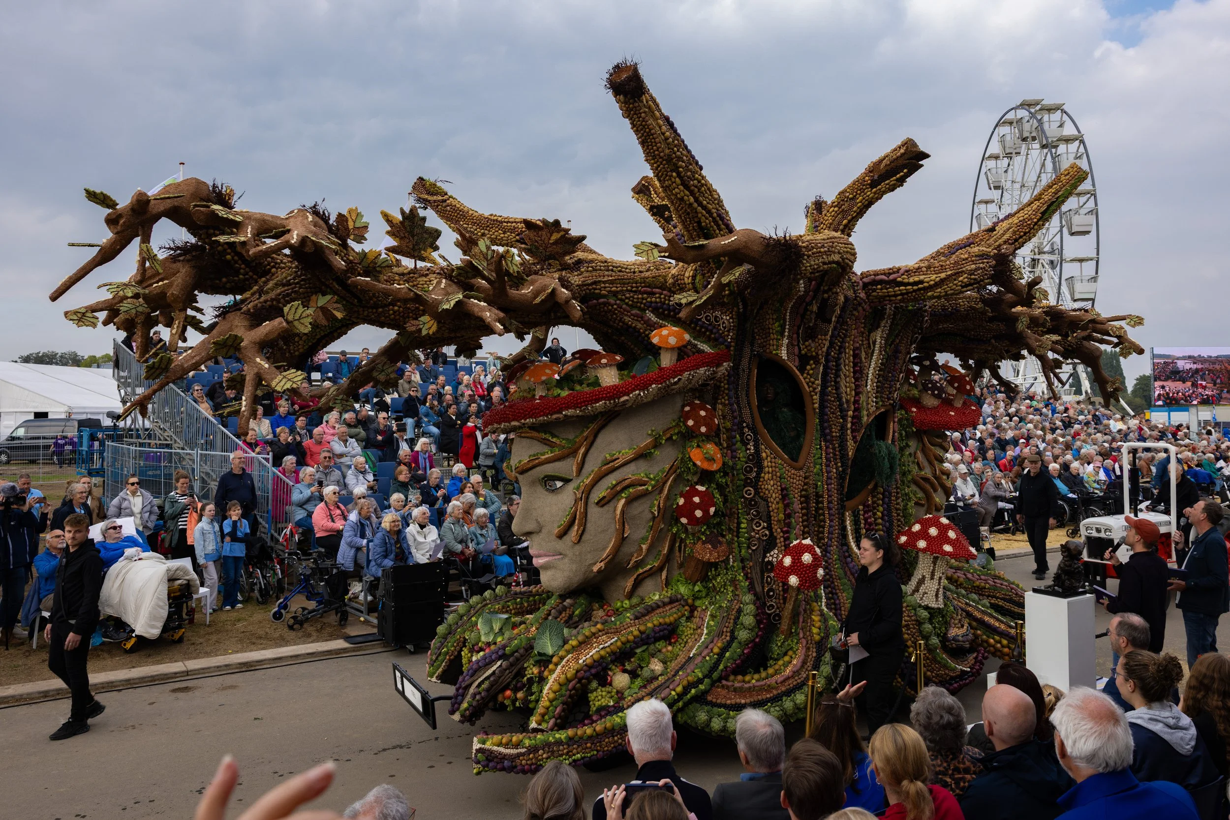 10 Tiel "Humanitree"