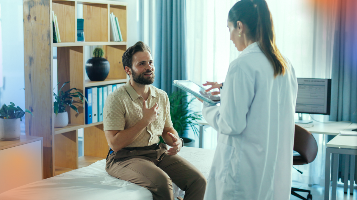 Patient speaking with a healthcare professional during an in-person consultation, representing a more informed and participatory healthcare relationship.