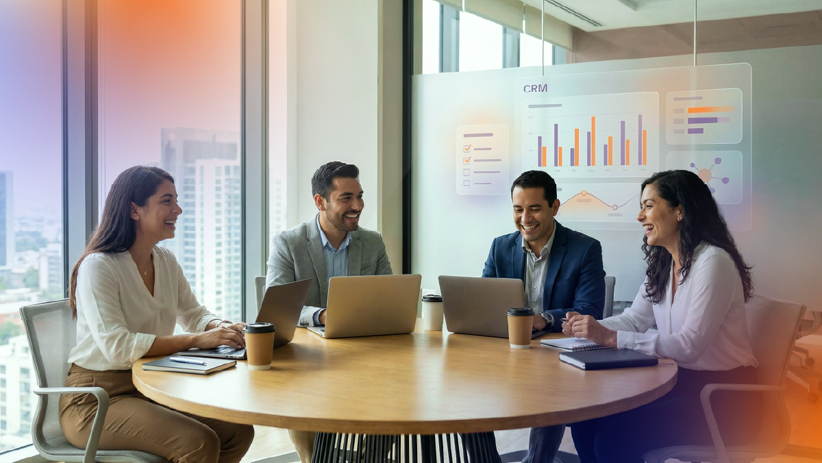 Un equipo que trabaja en colaboración frente a sus ordenadores portátiles con paneles de control de CRM y métricas de rendimiento, lo que se traduce en una mejora en la toma de decisiones y en el impacto empresarial gracias a unos datos de clientes estructurados.
