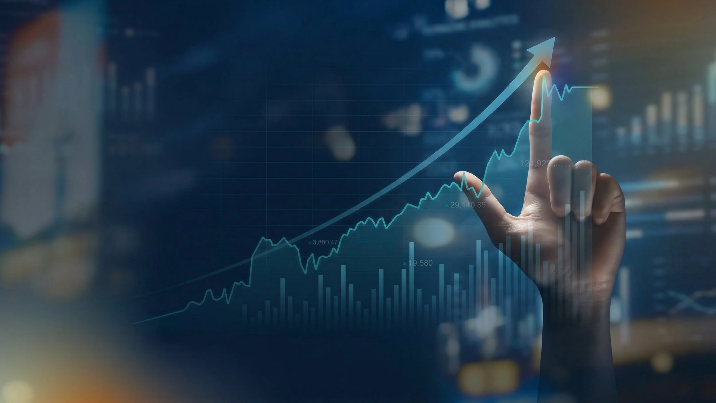 Mão interagindo com um gráfico financeiro em ascensão, representando aumento do ROI e crescimento sustentado dos negócios.