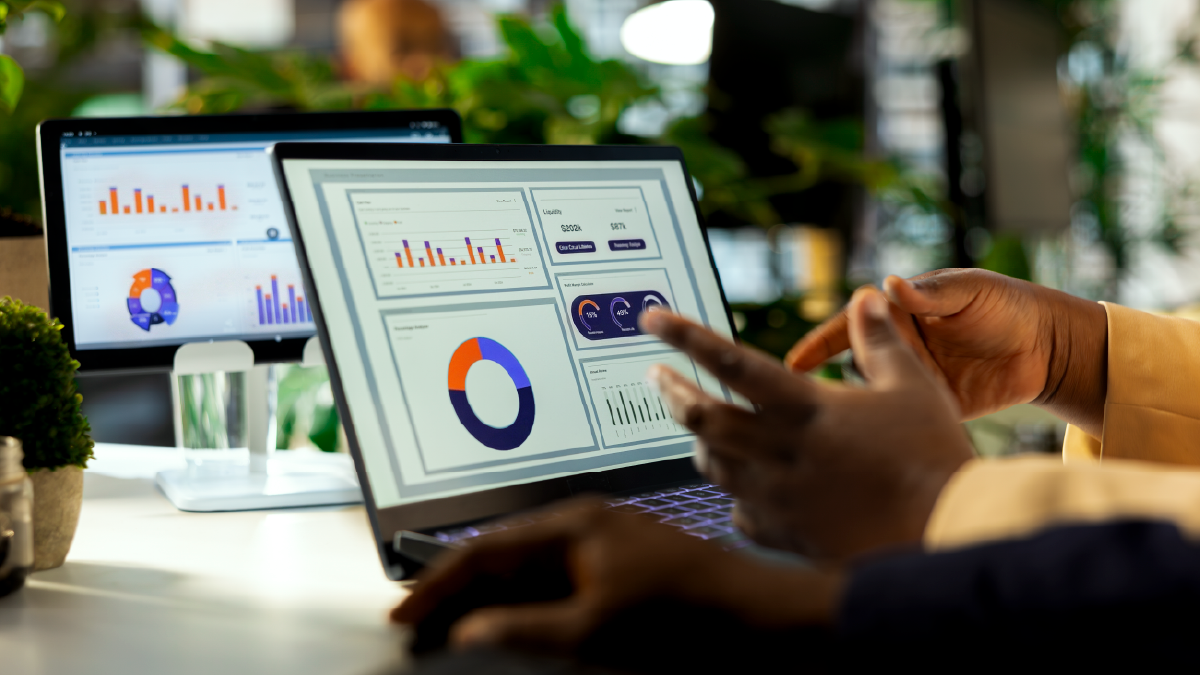 Un profesional revisa varios paneles de control inconexos en las pantallas, lo que pone de manifiesto la falta de estructura, la dispersión de los datos y las ineficiencias operativas en la gestión de clientes.