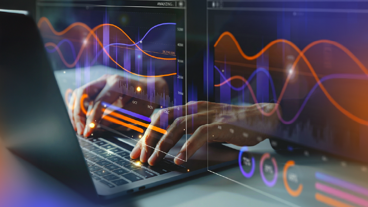 Profissional trabalhando em um laptop com análises de desempenho e gráficos, representando medição, análise e otimização contínua em uma estratégia de CRM.