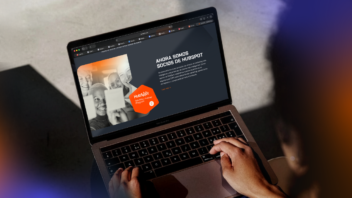 Persona trabajando con un ordenador portátil en el que se muestra una página de socios de HubSpot, lo que representa la implementación de un CRM con el apoyo de un socio certificado y una estrategia bien estructurada.