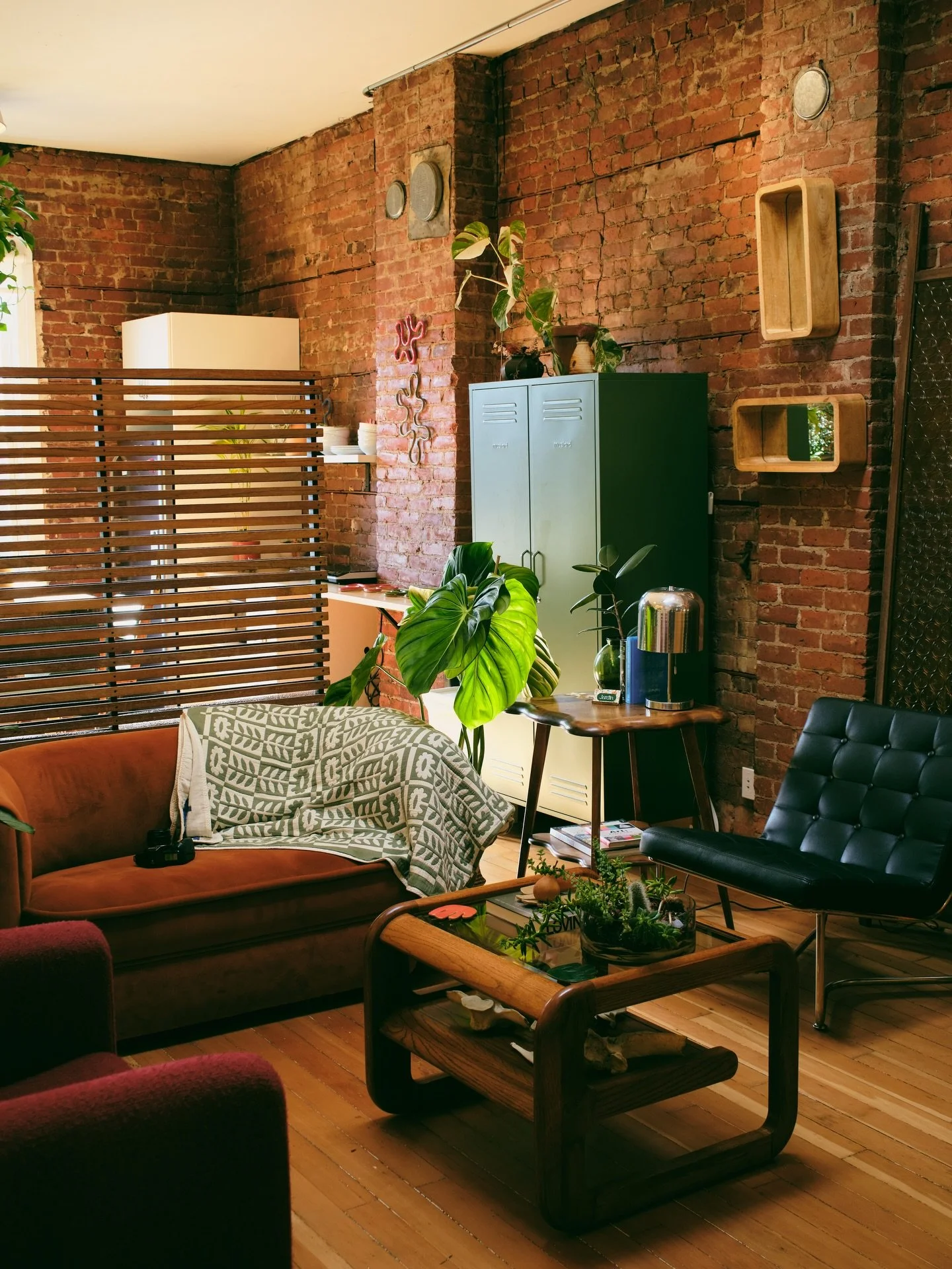 The Jardin loft is special.

We connect the kitchen, lounge and gym with an open-concept layout. The typical western approach to healthcare is to wall-off and separate these elements. But, they are so deeply connected in real life that we wanted to m