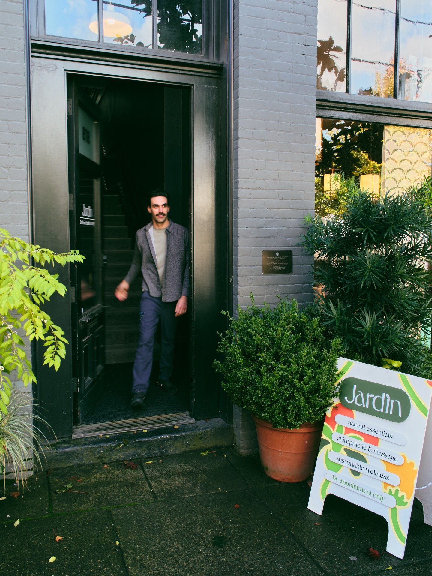 The wellness experience at Jardin begins before your treatment. 

When you book at Jardin, something subtle shifts. You begin to check in with your body. You make a decision to care for it. You create space in your day to pause and reset.

By the tim