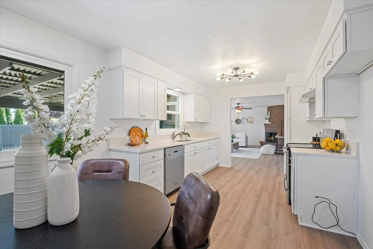 10-Dining to Kitchen.jpg