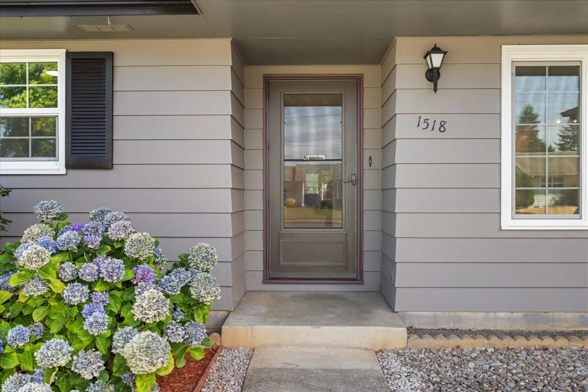 04-Exterior Entrance.jpg