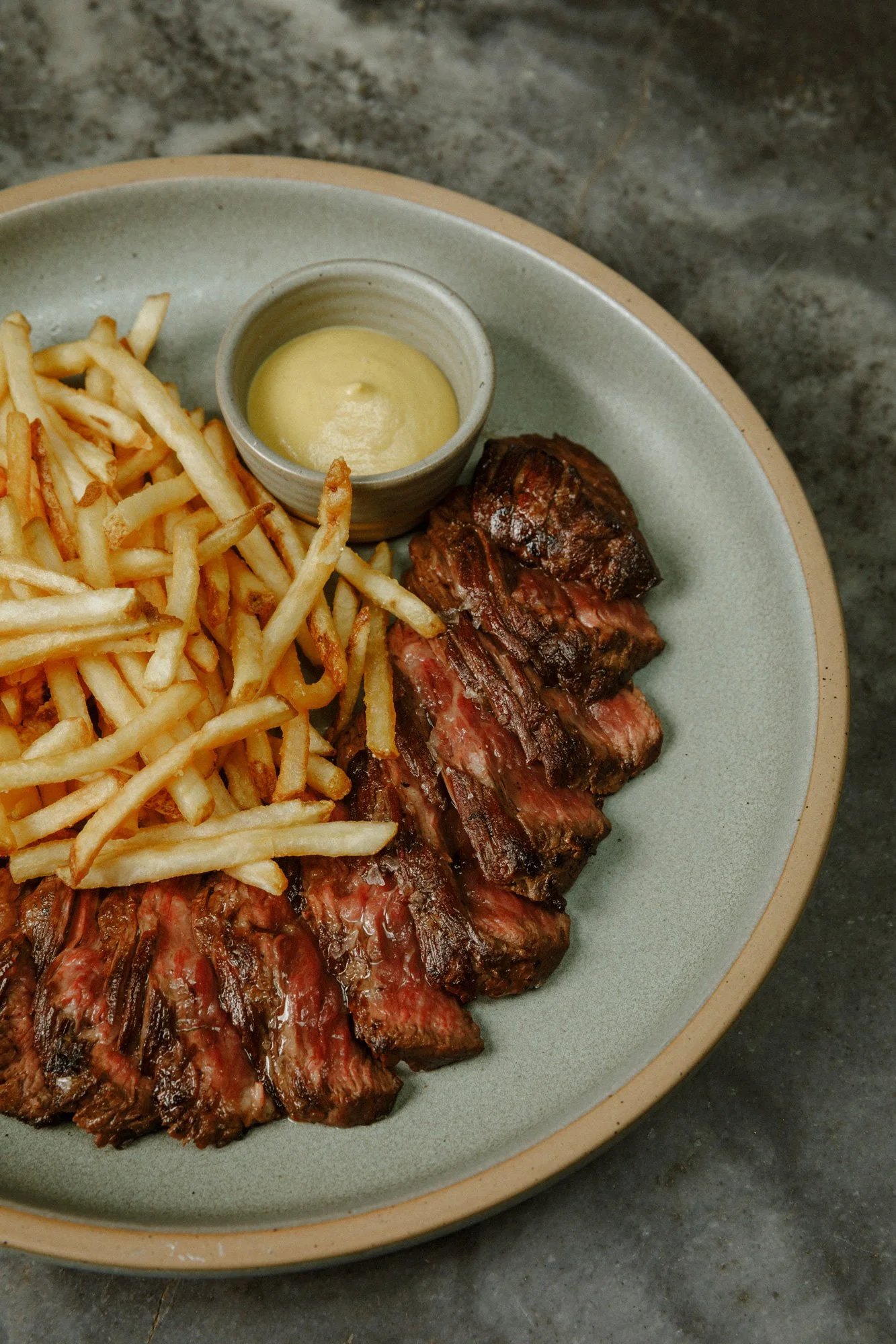 Photo du steak-frites chez zinqué Paris, restaurant franco-californien