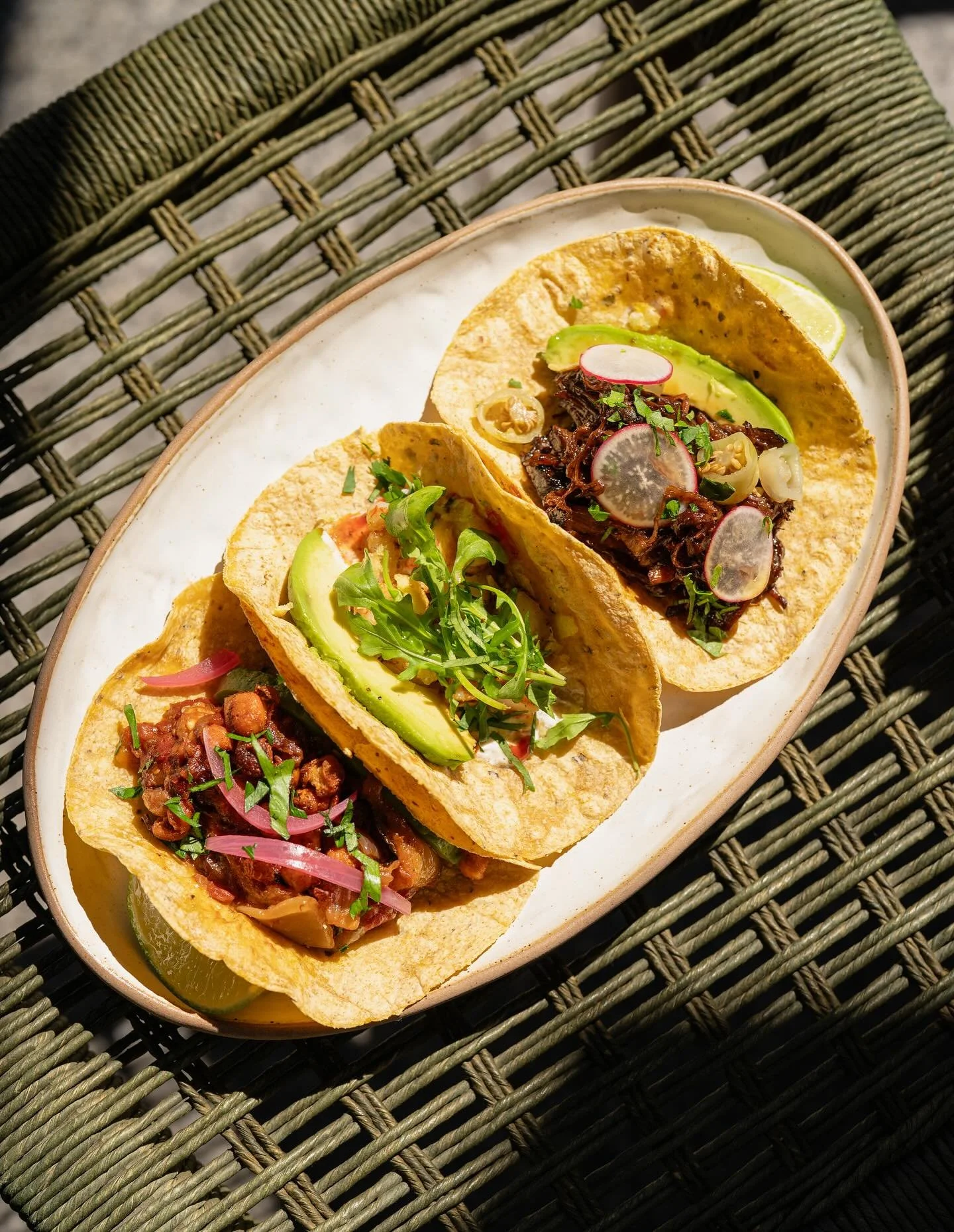 Le soir c&rsquo;est vin nat&rsquo; et tacos 🌮 Bookez votre table sur le lien dans la bio.