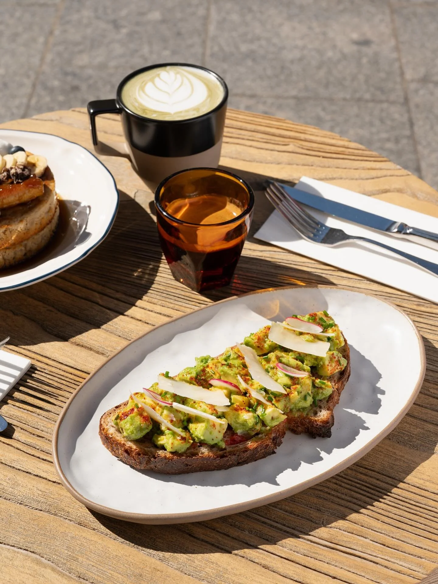 Zinqu&eacute; in Paris means: choper les derniers rayons de soleil de la saison en terrasse 🌞