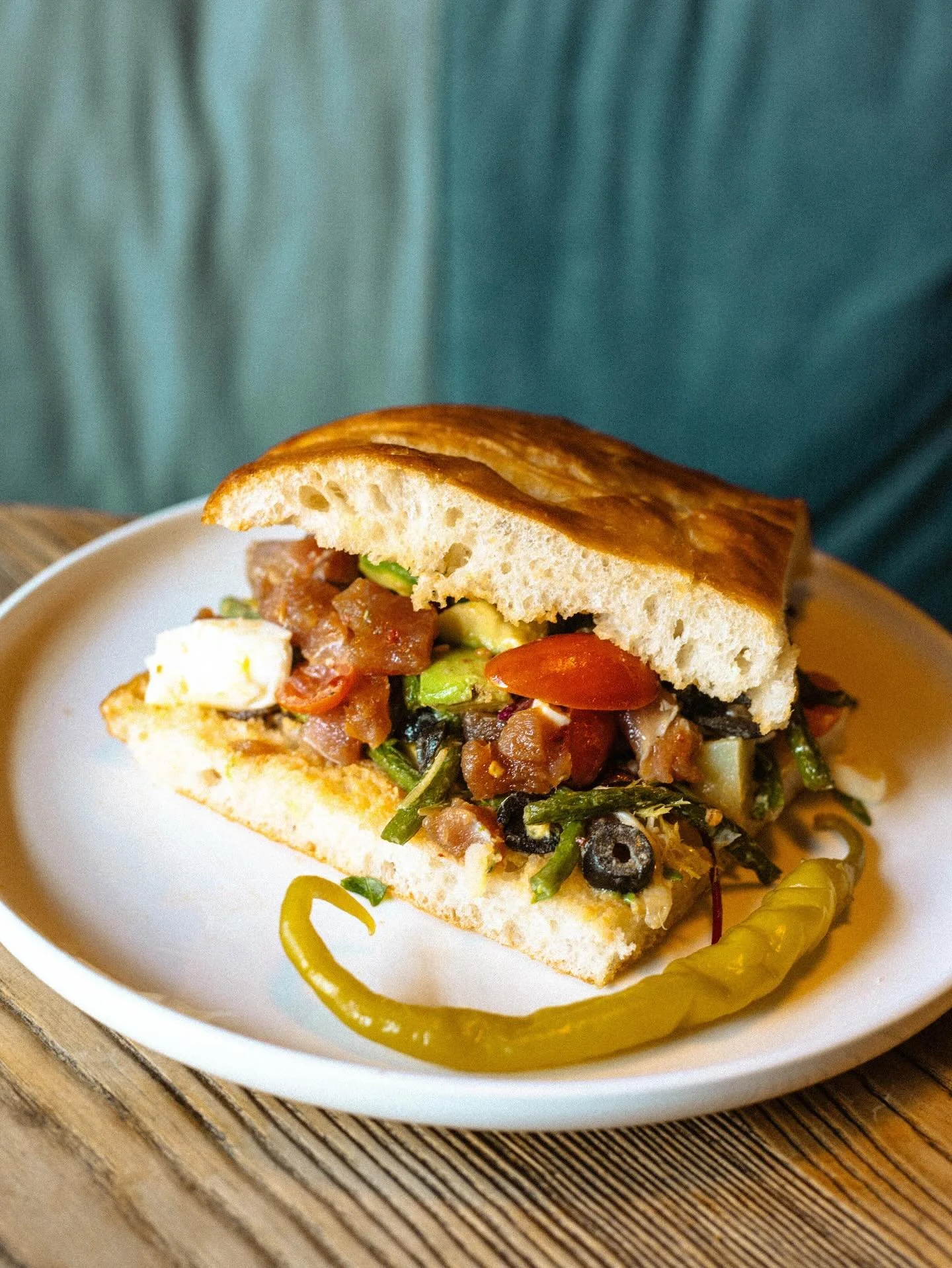 Votre compagnon du jeudi : le sandwich focaccia ni&ccedil;ois 🥪

R&eacute;servez votre table sur le lien dans la bio.