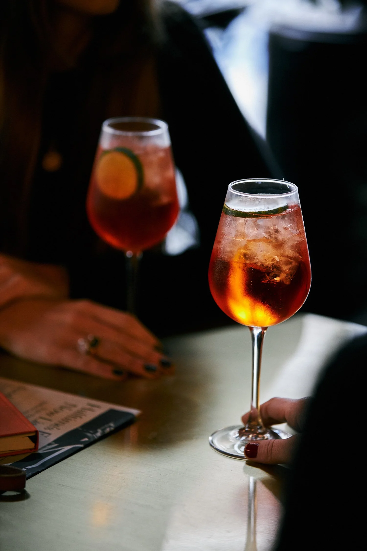 Photo de l’Aperol Spritz chez zinqué Paris, restaurant franco-californien