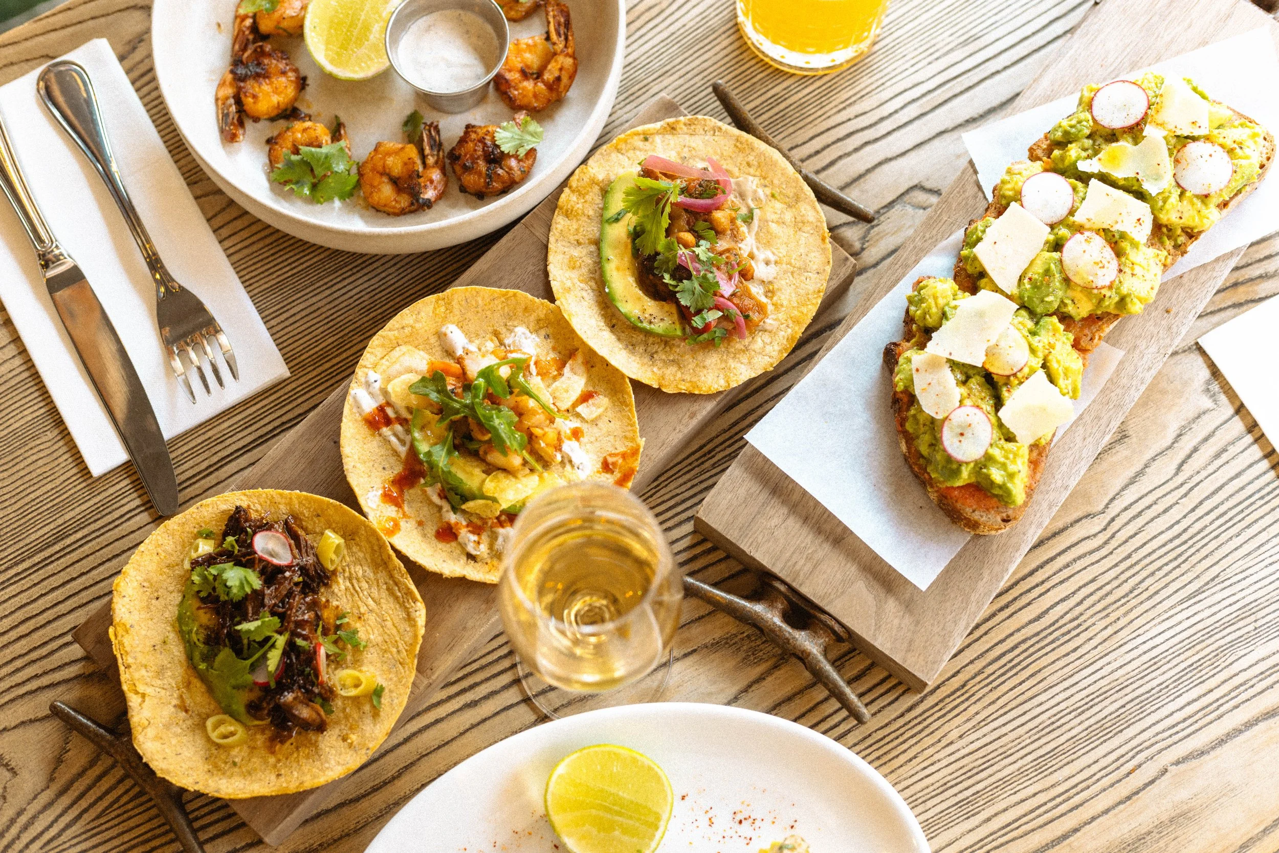 Photo des tacos et de l'avocado toast chez zinqué Paris, restaurant franco-californien
