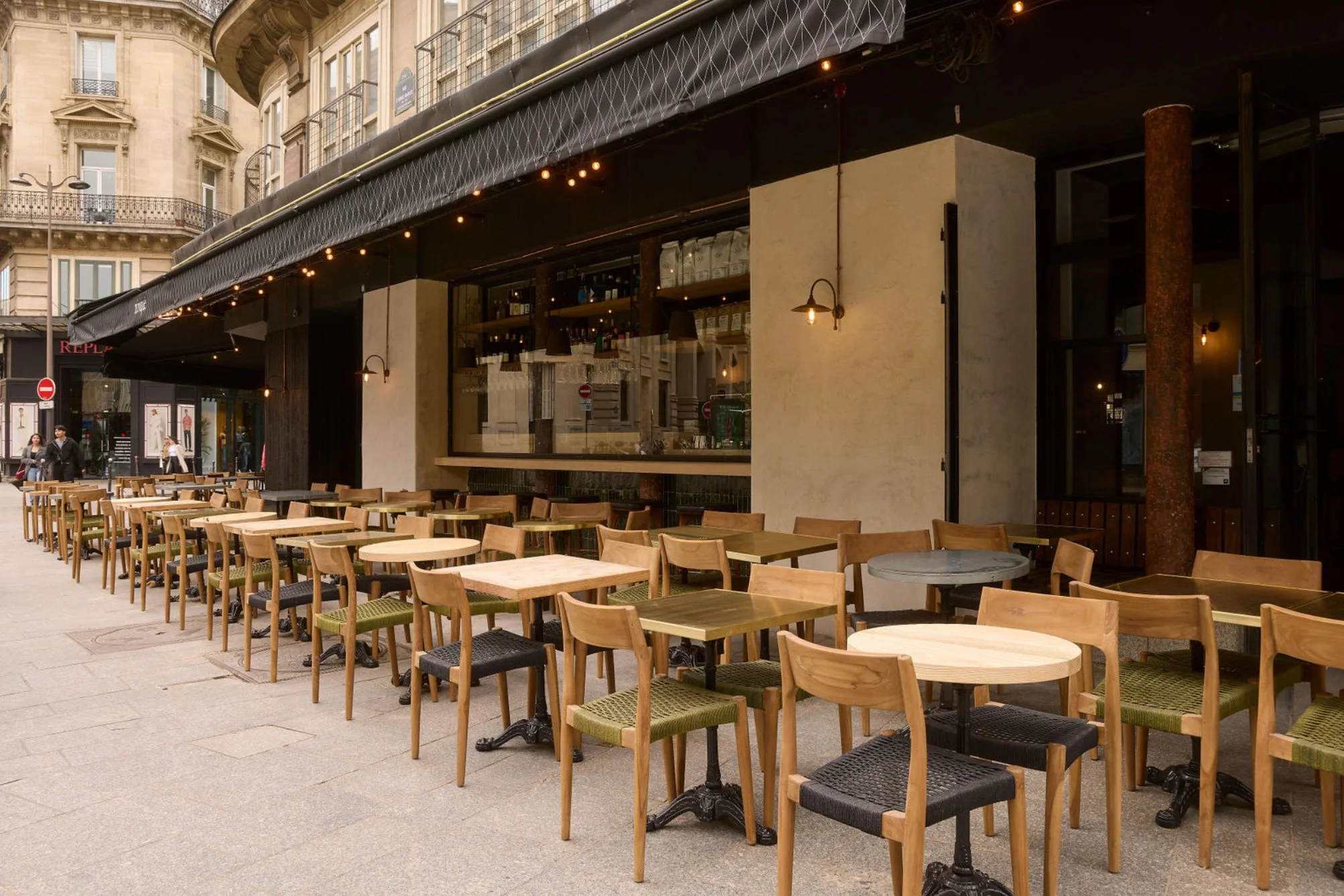 Photo de la terrasse chez zinqué Paris, restaurant franco-californien