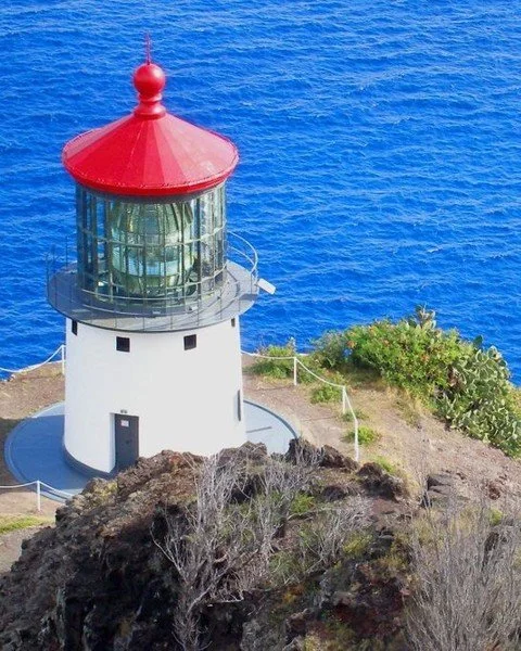 Makapuʻu Lighthouse Trail is one of Oʻahu&rsquo;s most popular hikes, offering breathtaking coastal views along the southeastern shoreline. The paved trail is family-friendly and leads to incredible lookout points overlooking the Pacific Ocean. Durin