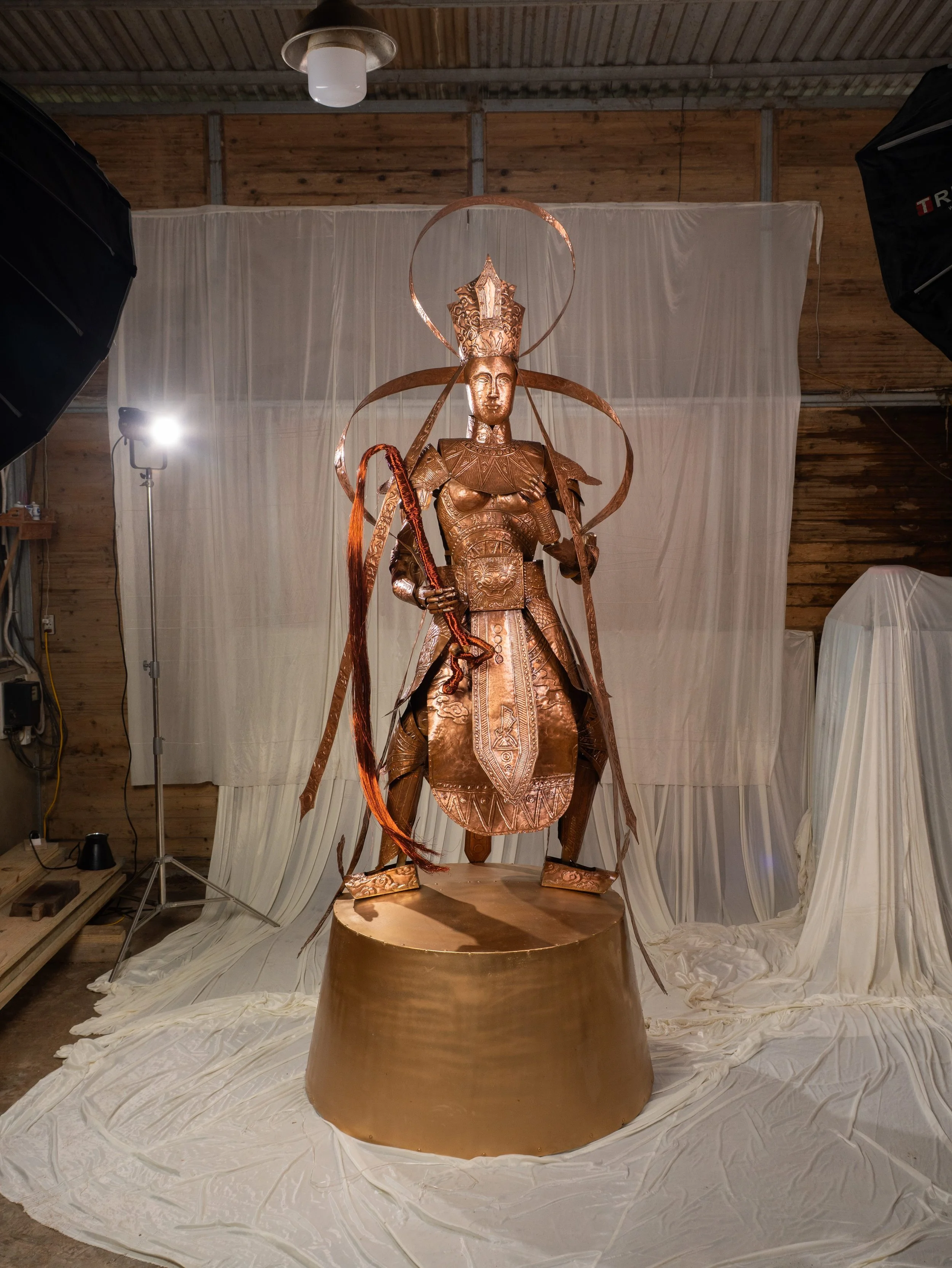 Vị Đồng Âm, 2024-2025 
Đồng đỏ, hợp kim thép / Bronze, metal frame
2,6 x 1,6 x 0,4 m

