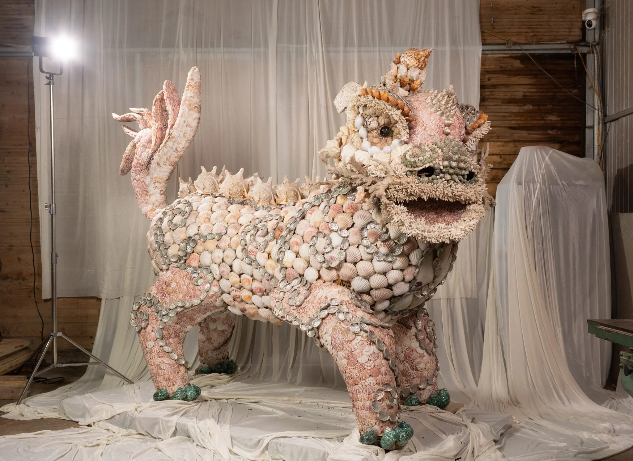 Lân Sư Hồ, 2024-2025.
Vỏ ốc, vỏ sò, xác san hô, mây, giấy bồi, tre, gỗ, sắt.
Snail shells, seashells, coral fragments, papier mâ-ché, bamboo, wood, iron.
2,1 x 2,85 x 1,1 m 
