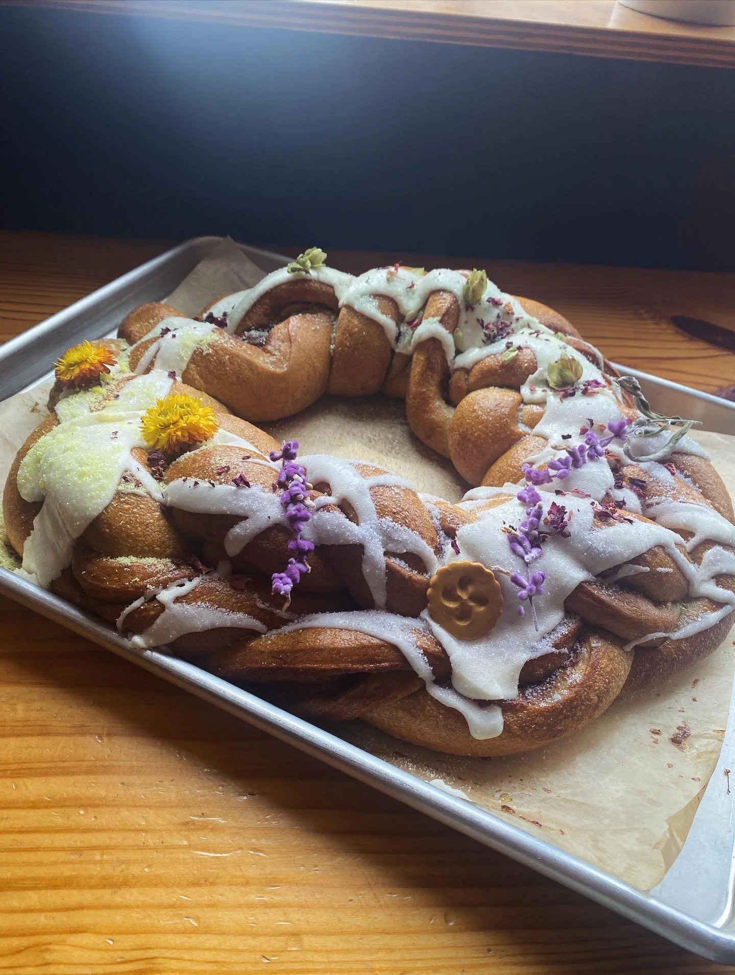 Yayaya! Happy Mardis Gras! Today was a joyous king cake day! Perfectly proofed sourdough brioche braids with @janiesmill grains and decorated with the last of my @delightflowerfarm dried floral stash (bring on spring flowers!!!) love em so! Love you 
