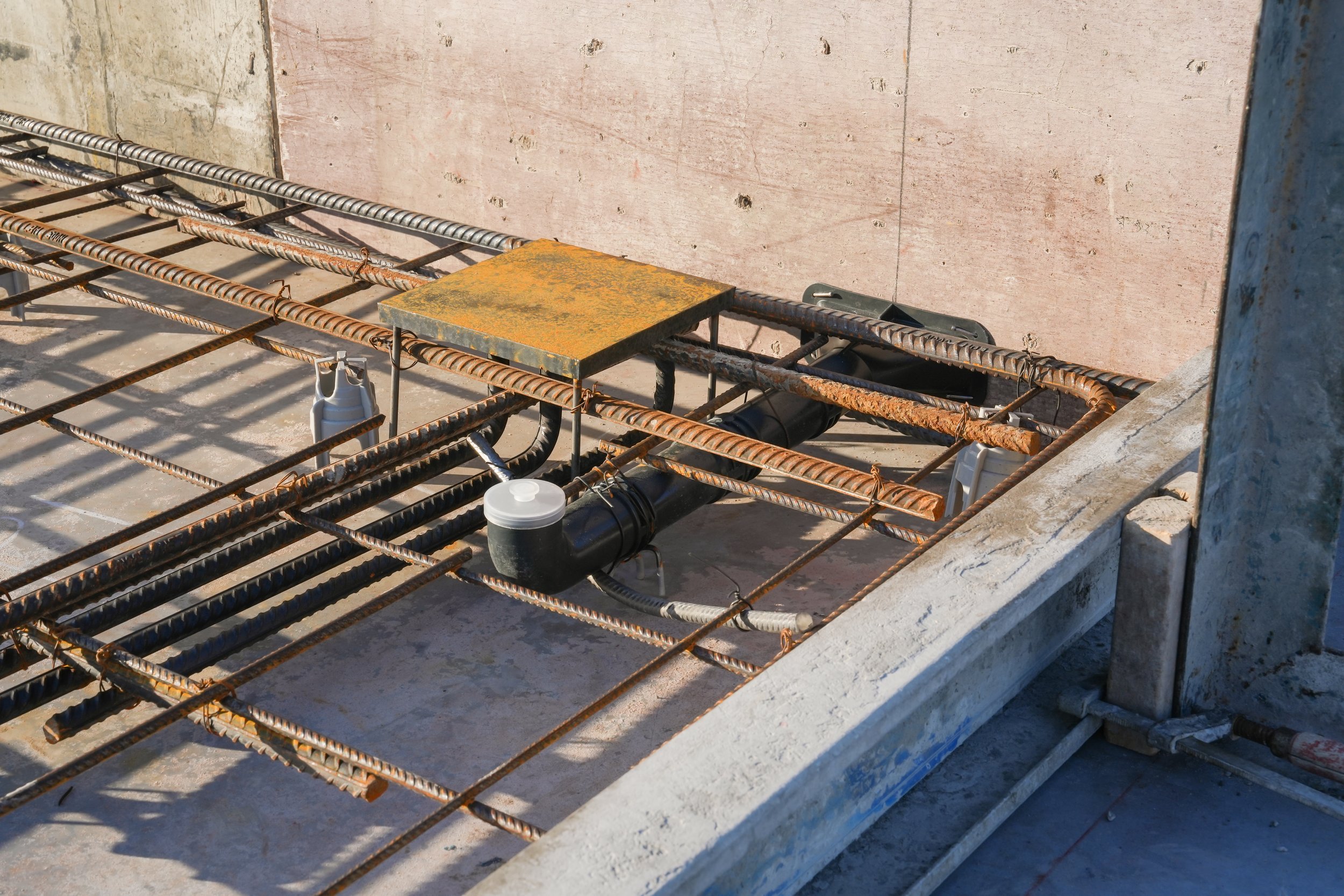 Tilt-up construction with one-piece funnel grout tube and metal rebar