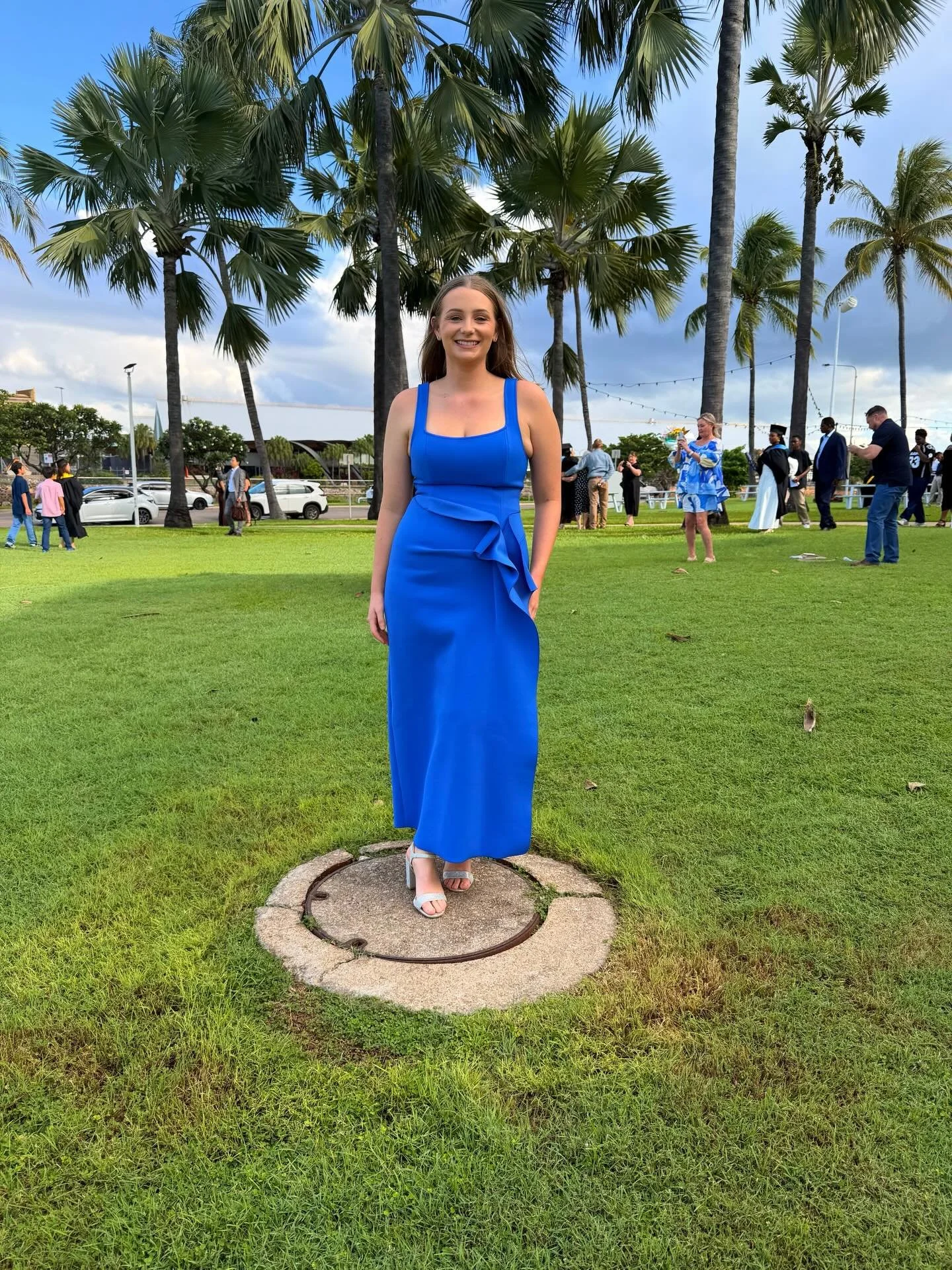 Congratulations to our beautiful returning customer Isabelle on her graduation 🎓✨ Such an incredible achievement!

She&rsquo;s wearing our Acler Tuthill Midi, and she absolutely shines in this stunning blue 💙

#dresshiretownsville #designerdresshir
