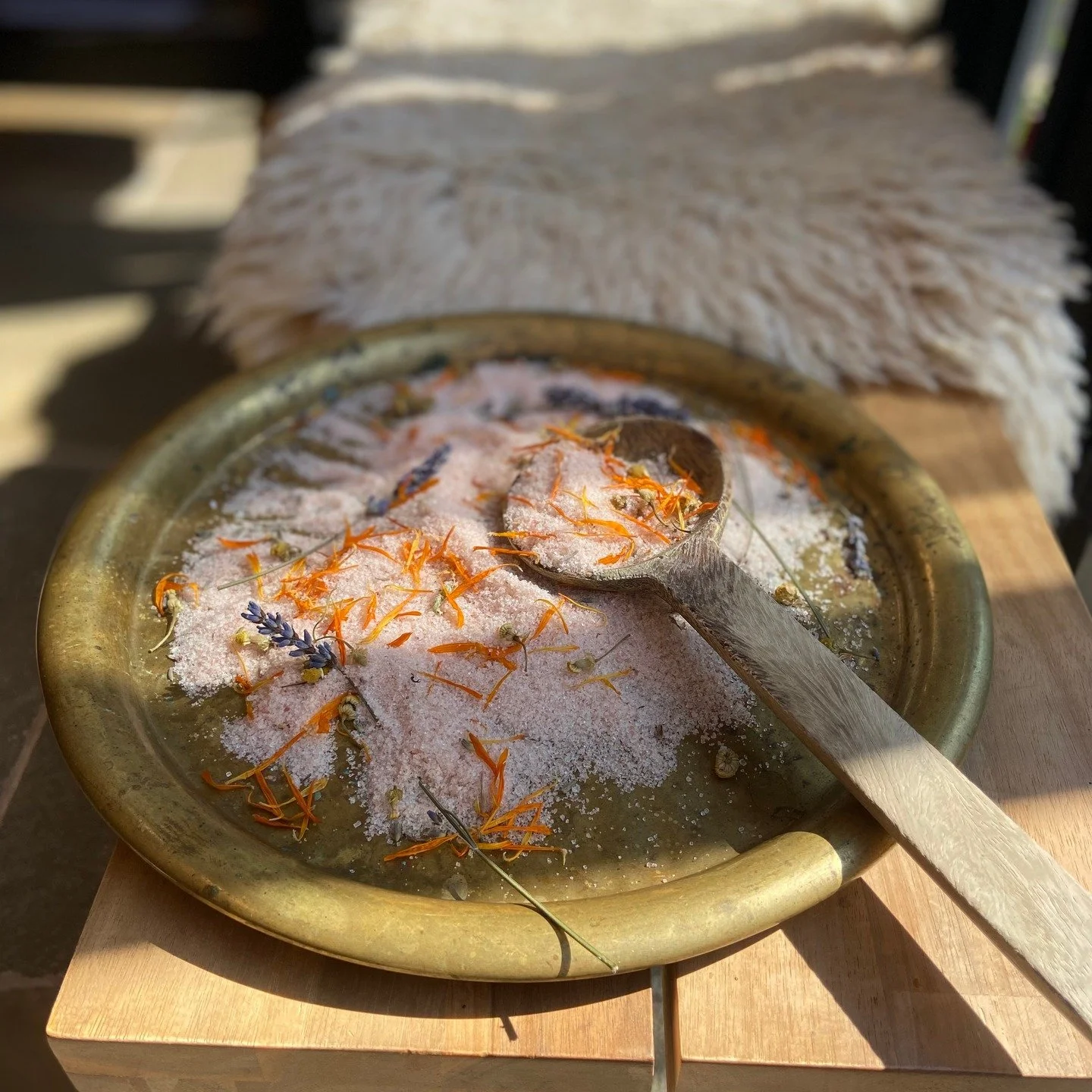 Herbal Crafting - an easy to make body scrub. 

As we transition into Spring our skin can benefit from a little extra love. Exfoliation not only removes dead skin cells but also invigorates the senses and promotes circulation. 

Here follows a recipe