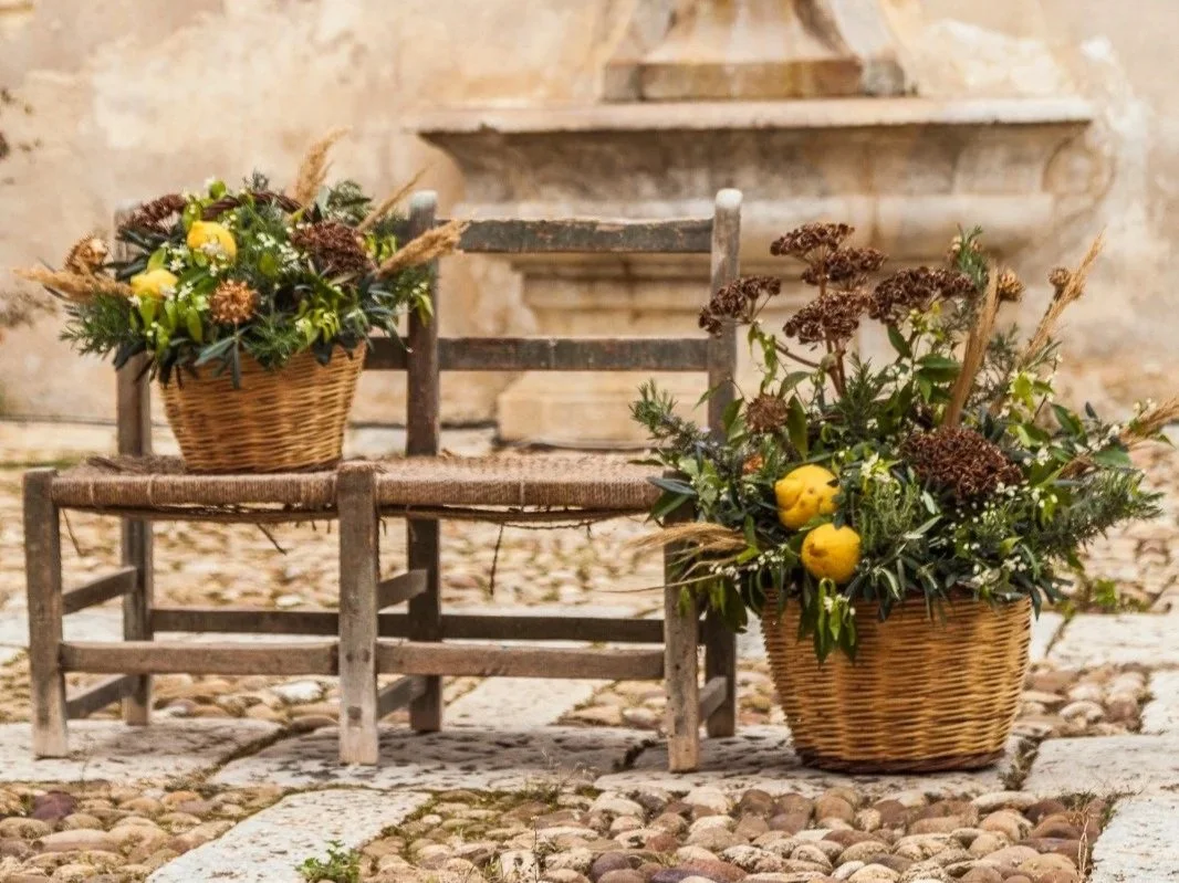 Rustic Sicilian wedding flower baskets with lemons, dried textures, greenery, and natural Mediterranean styling by Alla Flora Giapponese.