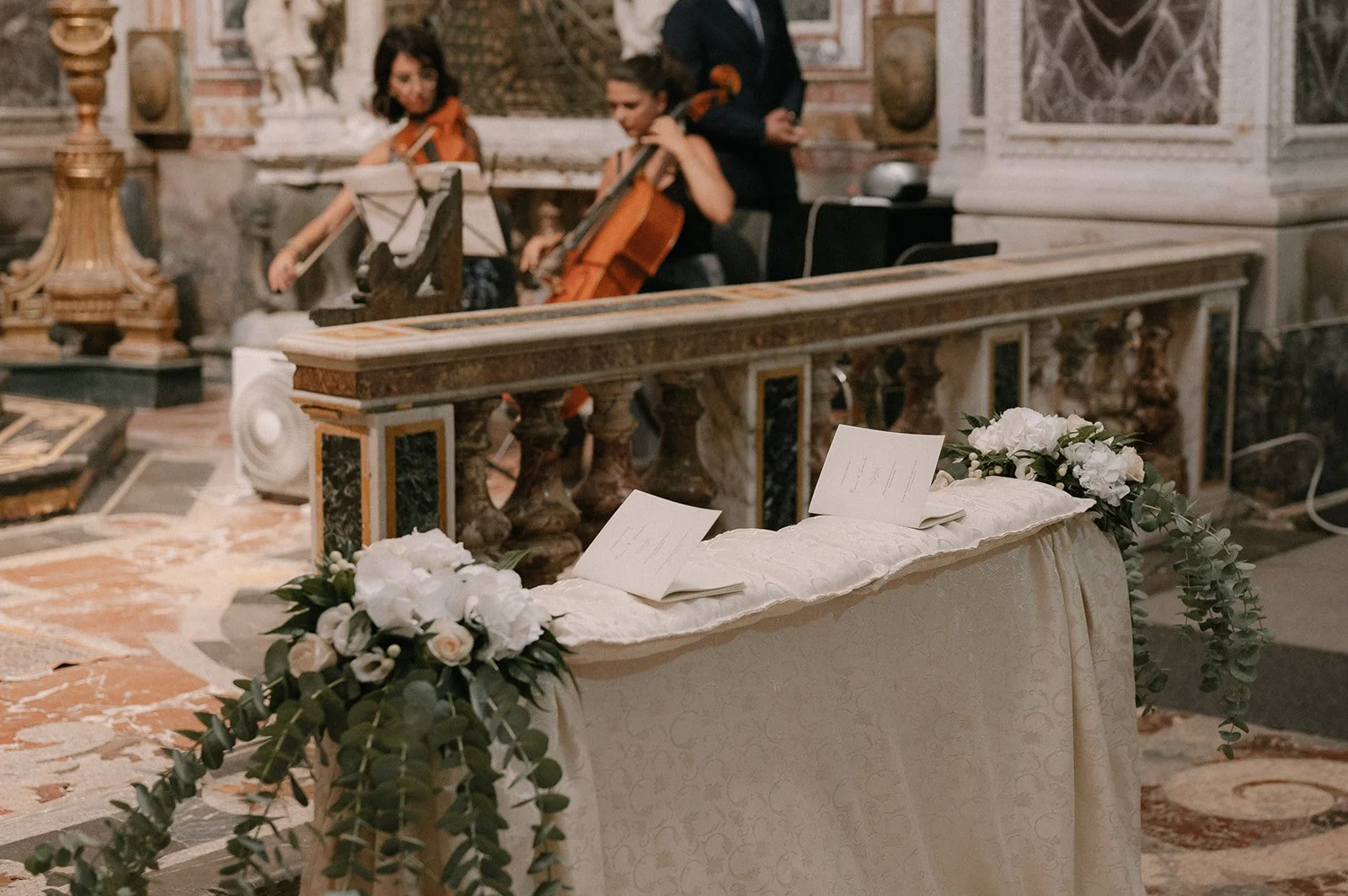 Elegant wedding signing table styled with white florals and eucalyptus by Alla Flora Giapponese in Sicily.