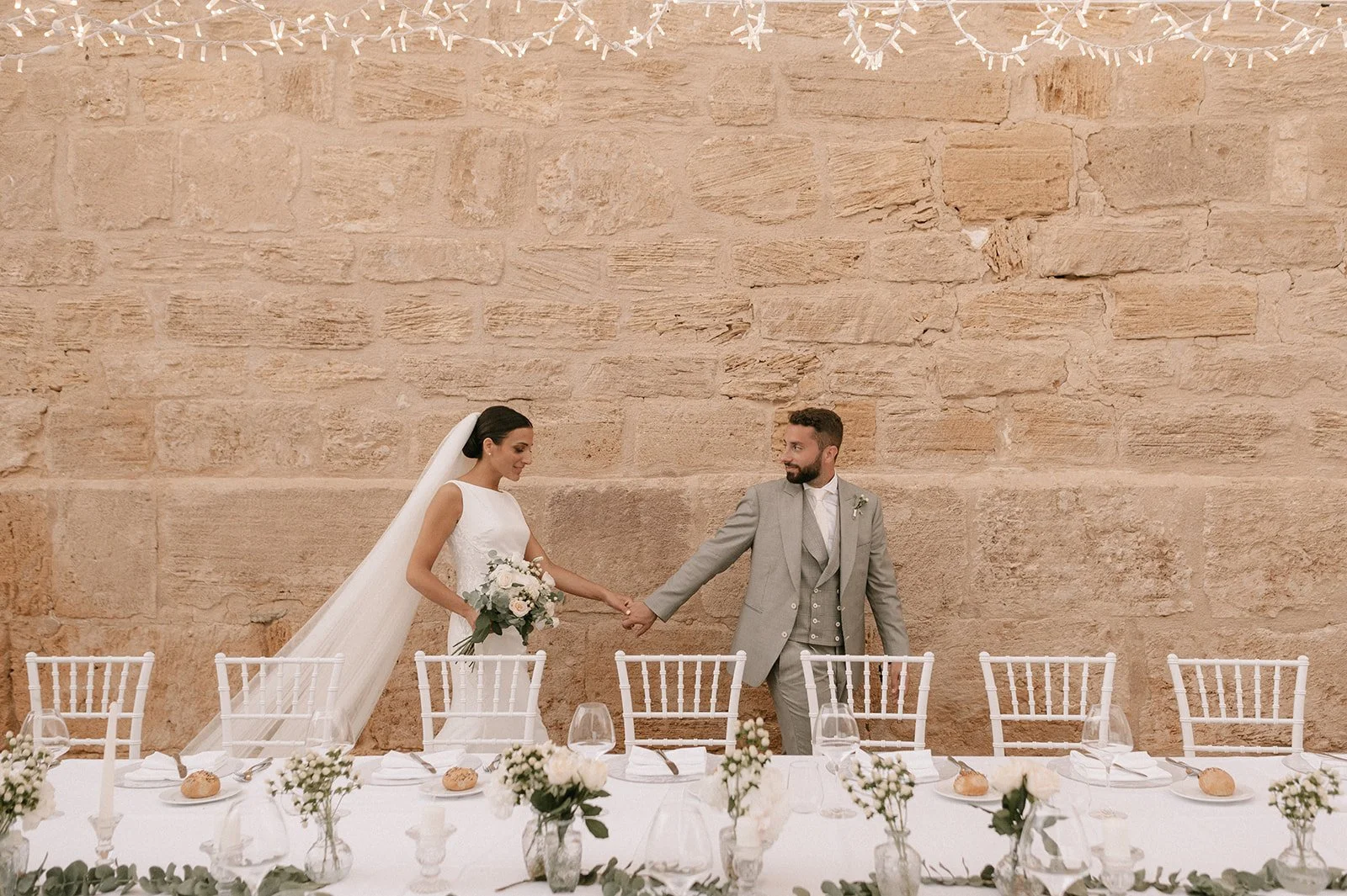 Elegant wedding reception styling in Sicily featuring white floral arrangements, romantic tablescapes, and modern timeless wedding design by Alla Flora Giapponese.