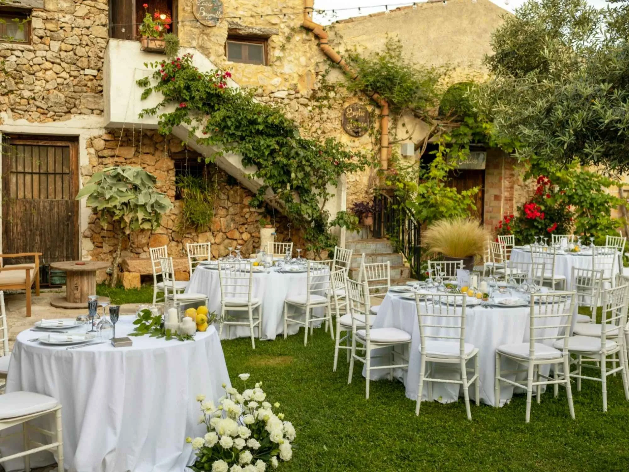 Rustic Sicilian charm at Baglio Aversa, with lemon-themed wedding tables and countryside beauty.